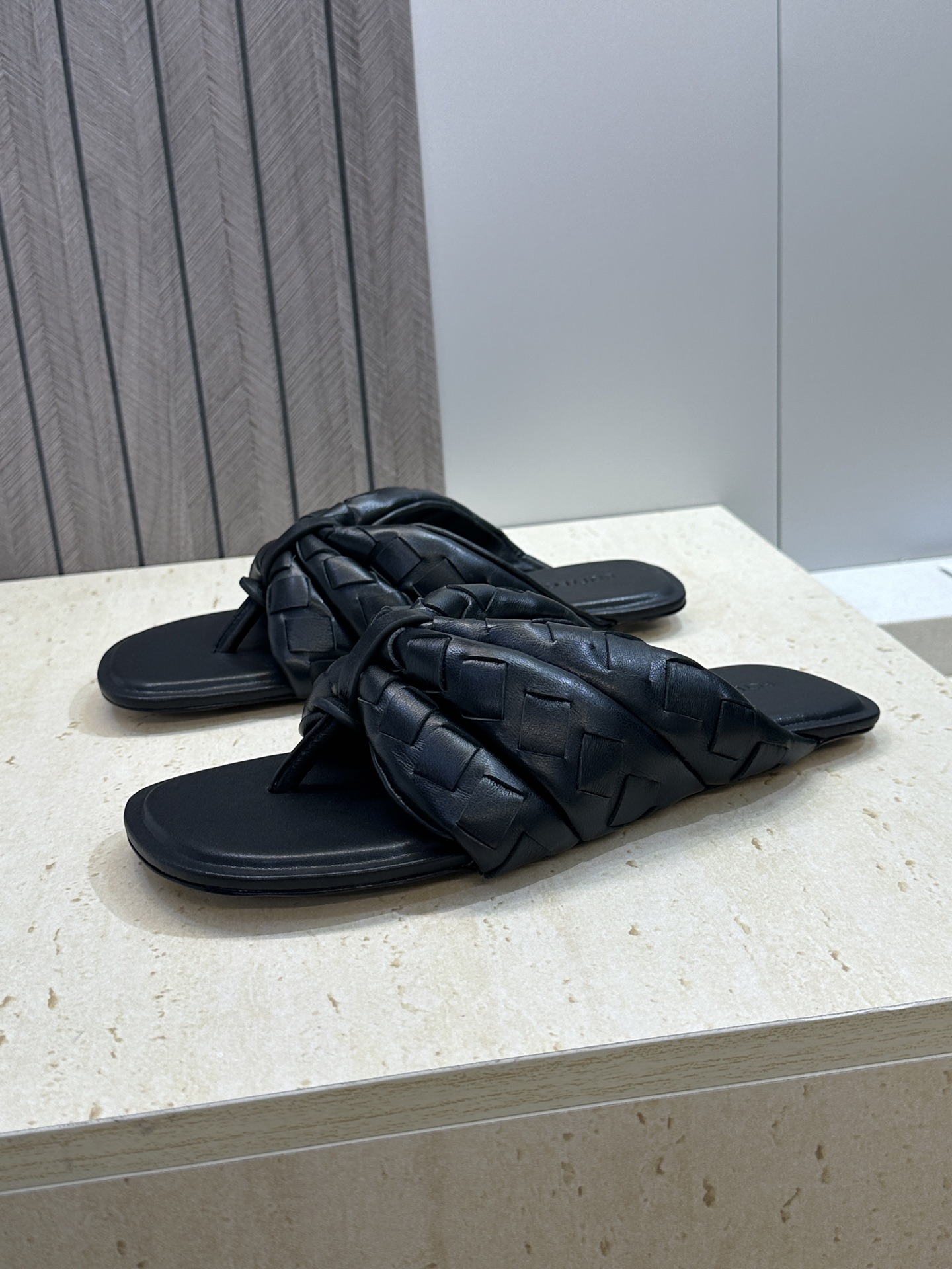 Bottega Veneta 葆蝶家2026春夏情侣新款Salsa 编织沙滩凉鞋 BV字母logo平底方