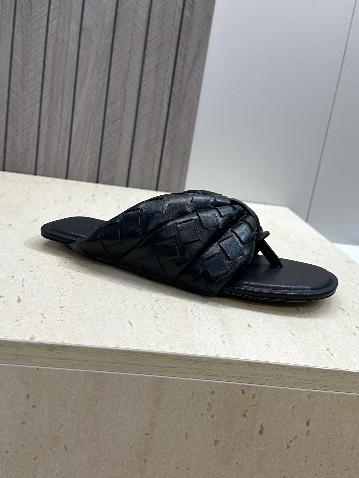 Bottega Veneta 葆蝶家2026春夏情侣新款Salsa 编织沙滩凉鞋 BV字母logo平底方