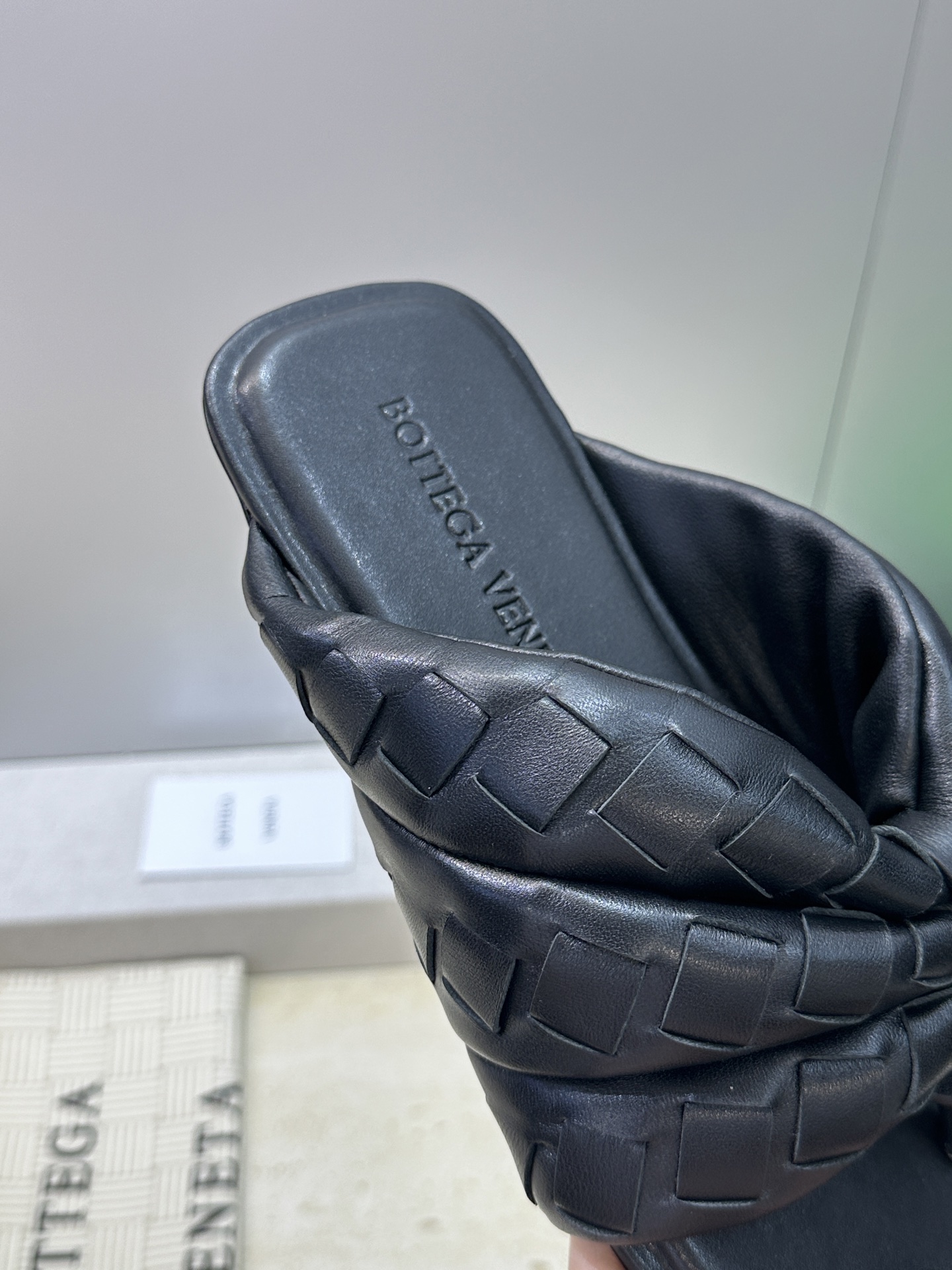 Bottega Veneta 葆蝶家2026春夏情侣新款Salsa 编织沙滩凉鞋 BV字母logo平底方