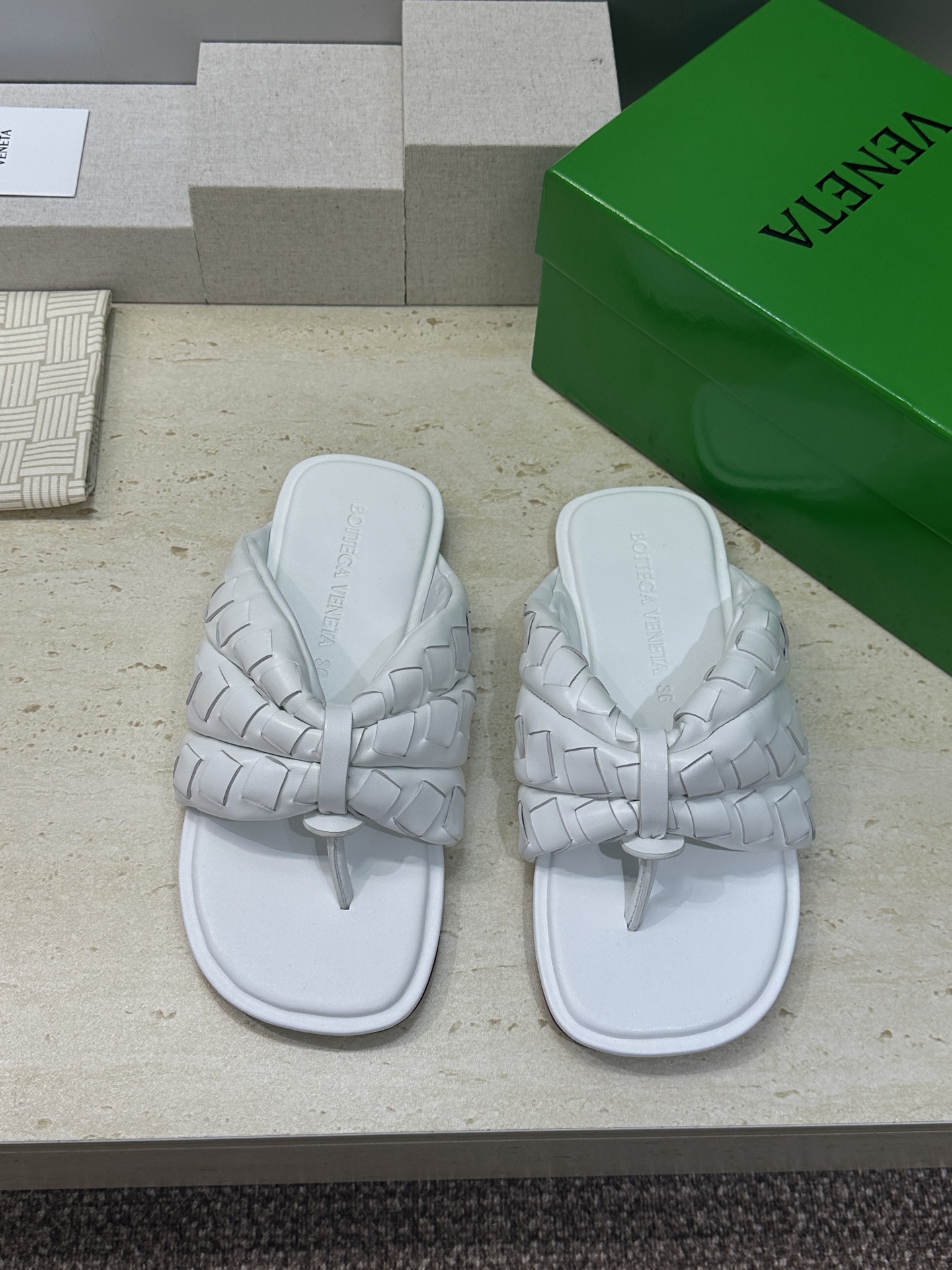 Bottega Veneta 葆蝶家2026春夏情侣新款Salsa 编织沙滩凉鞋 BV字母logo平底方