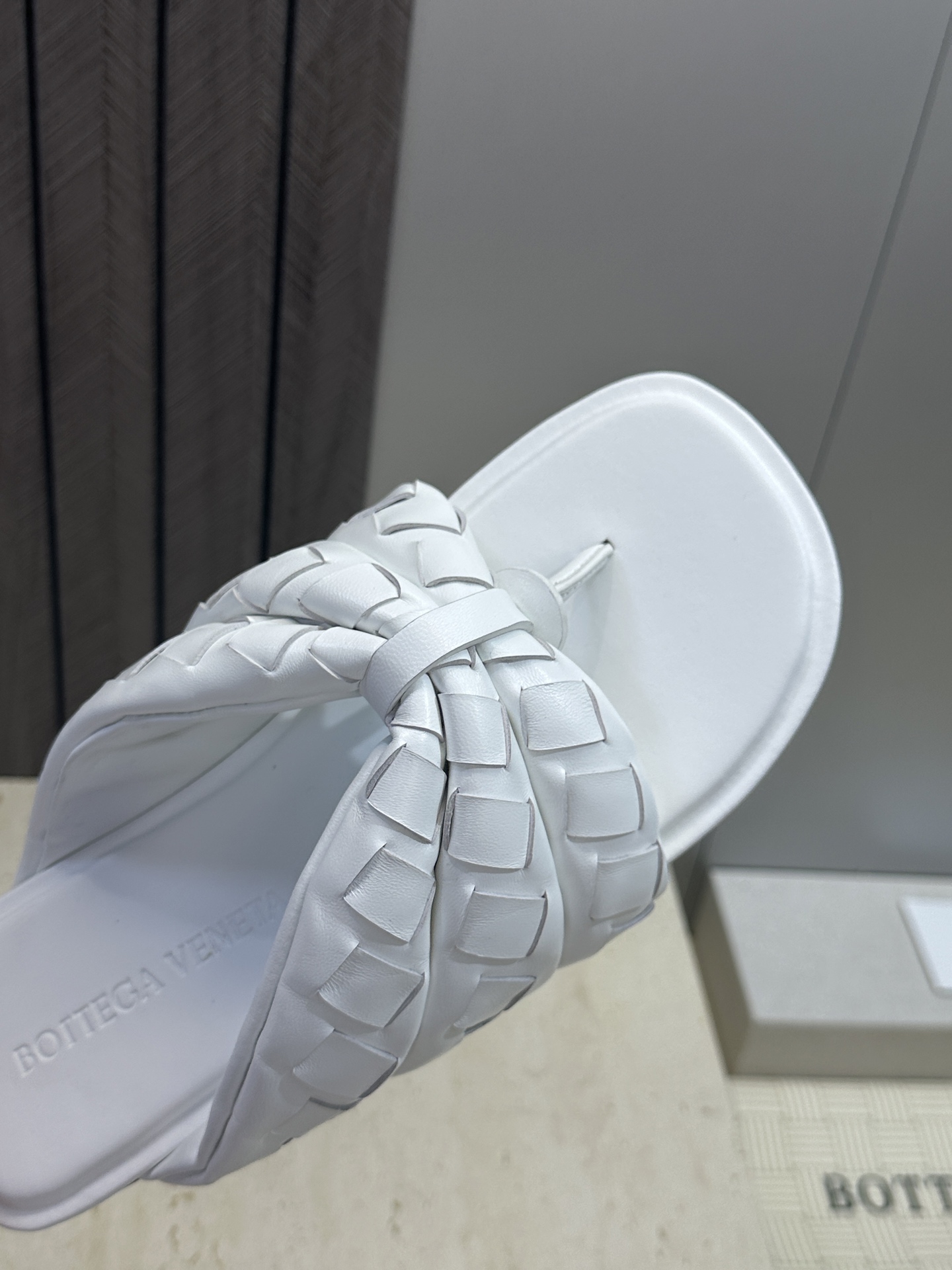 Bottega Veneta 葆蝶家2026春夏情侣新款Salsa 编织沙滩凉鞋 BV字母logo平底方