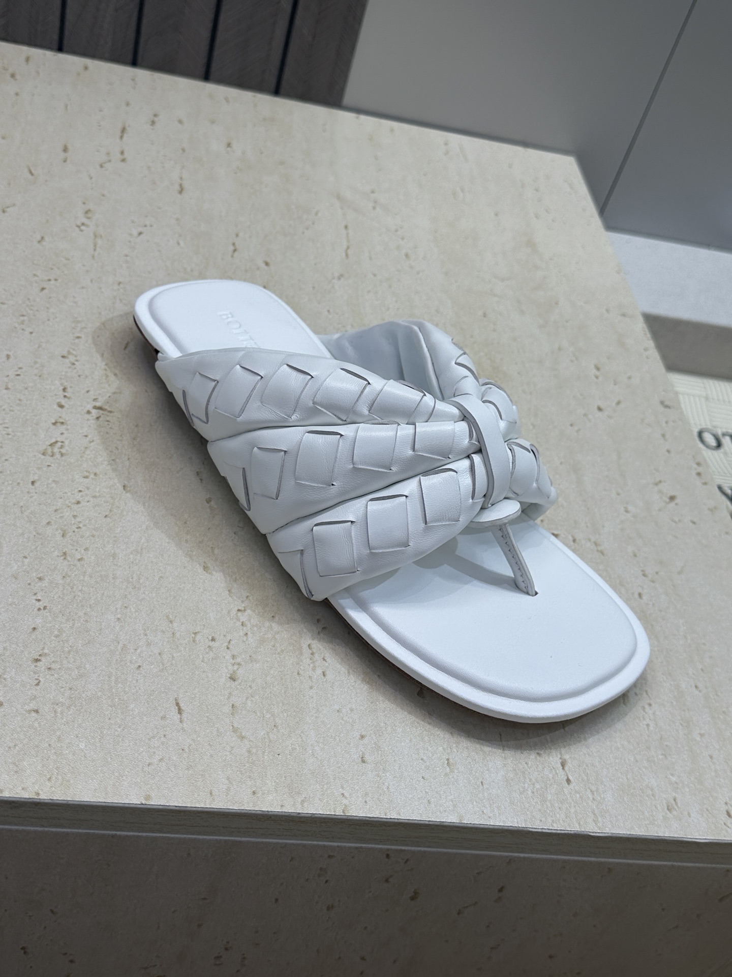 Bottega Veneta 葆蝶家2026春夏情侣新款Salsa 编织沙滩凉鞋 BV字母logo平底方
