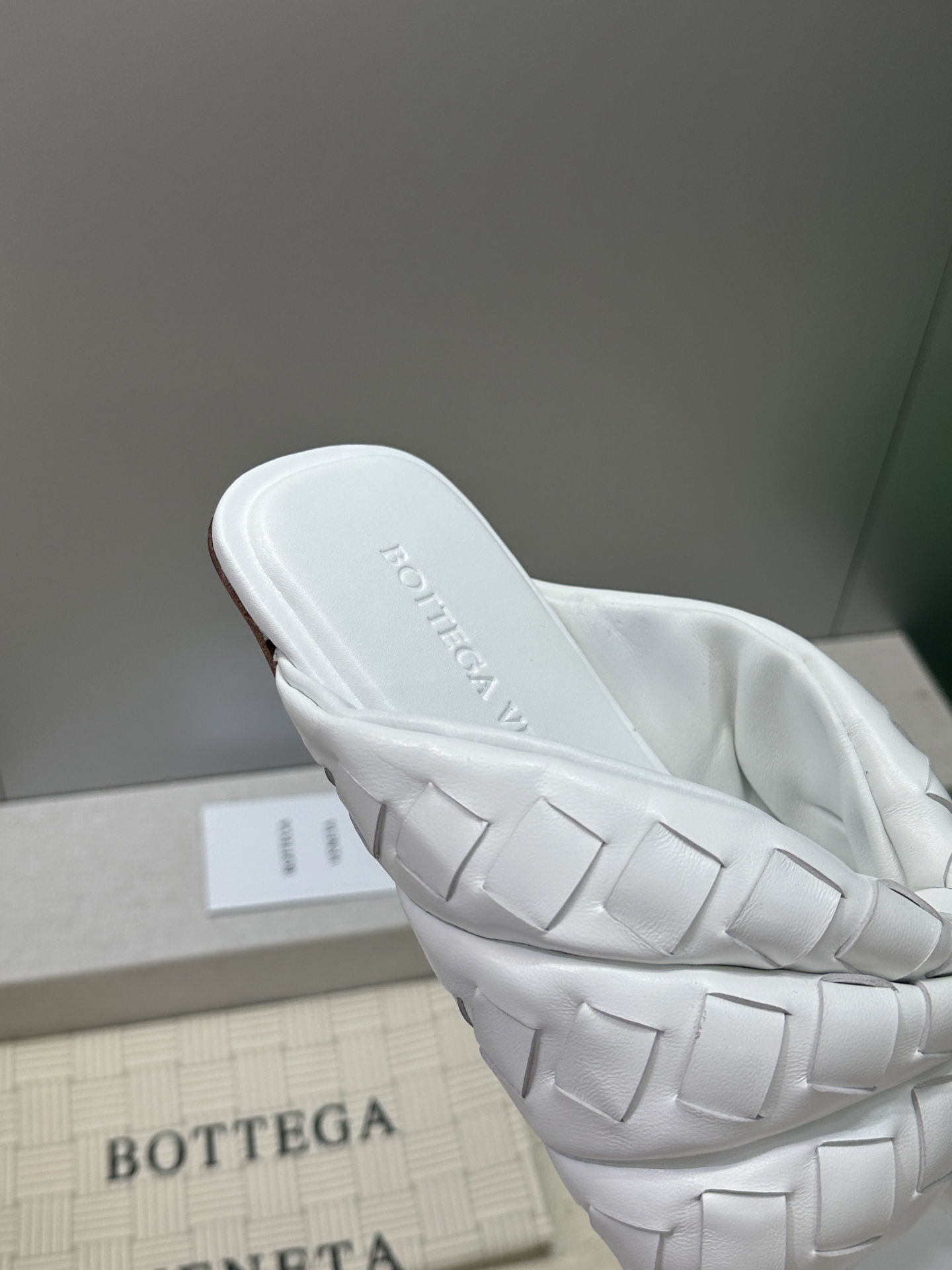 Bottega Veneta 葆蝶家2026春夏情侣新款Salsa 编织沙滩凉鞋 BV字母logo平底方
