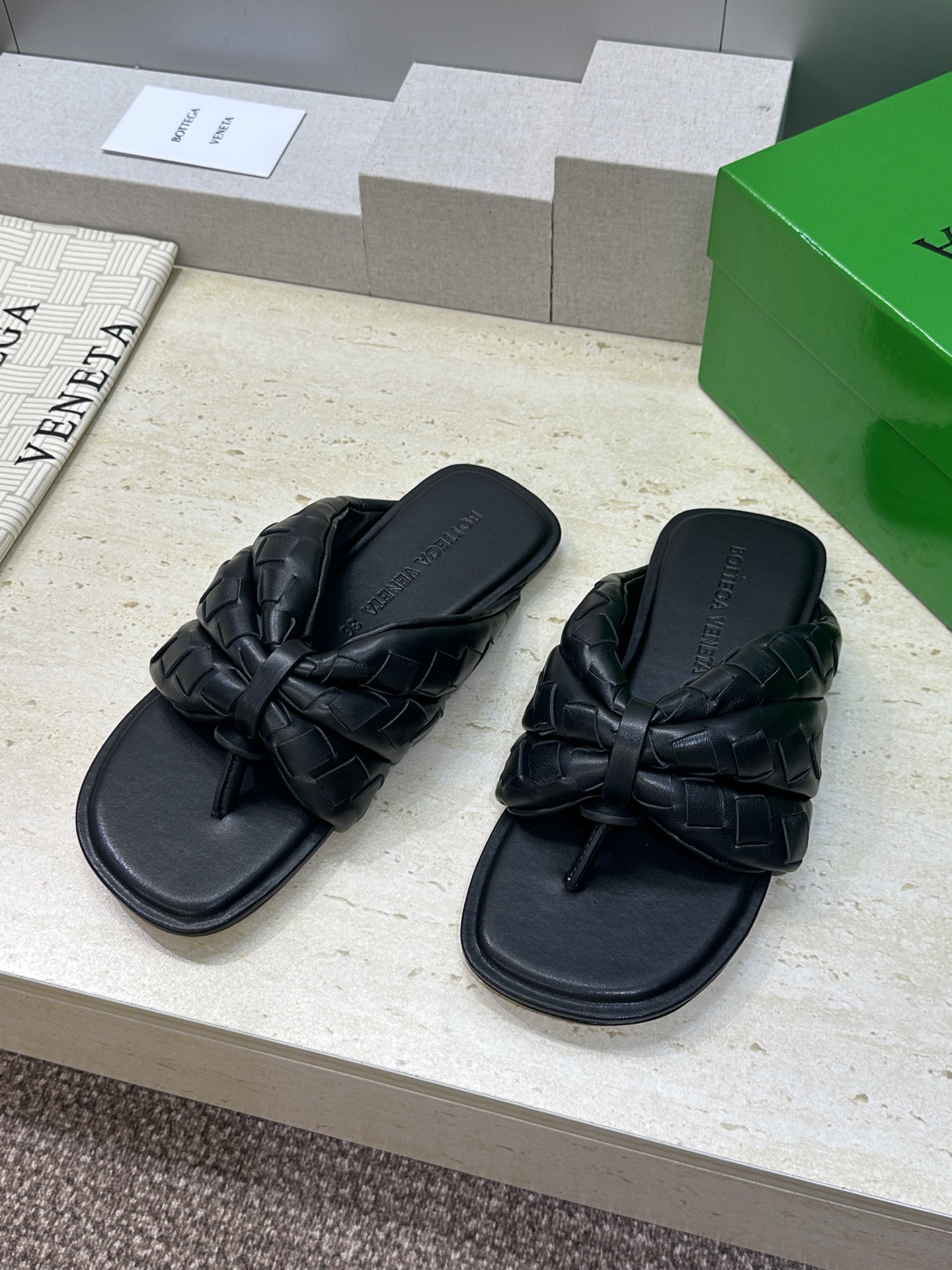 Bottega Veneta 葆蝶家2026春夏情侣新款Salsa 编织沙滩凉鞋 BV字母logo平底方