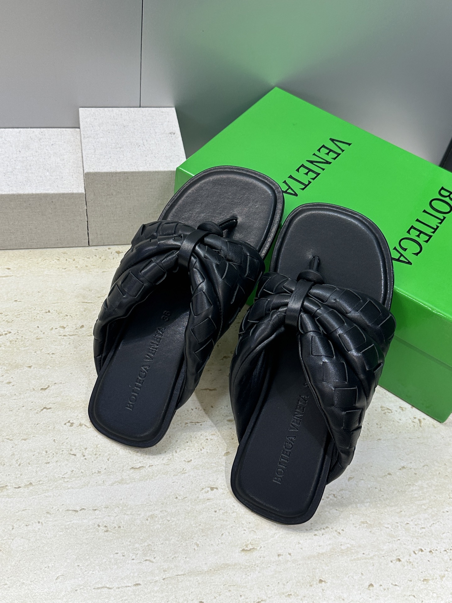Bottega Veneta 葆蝶家2026春夏情侣新款Salsa 编织沙滩凉鞋 BV字母logo平底方