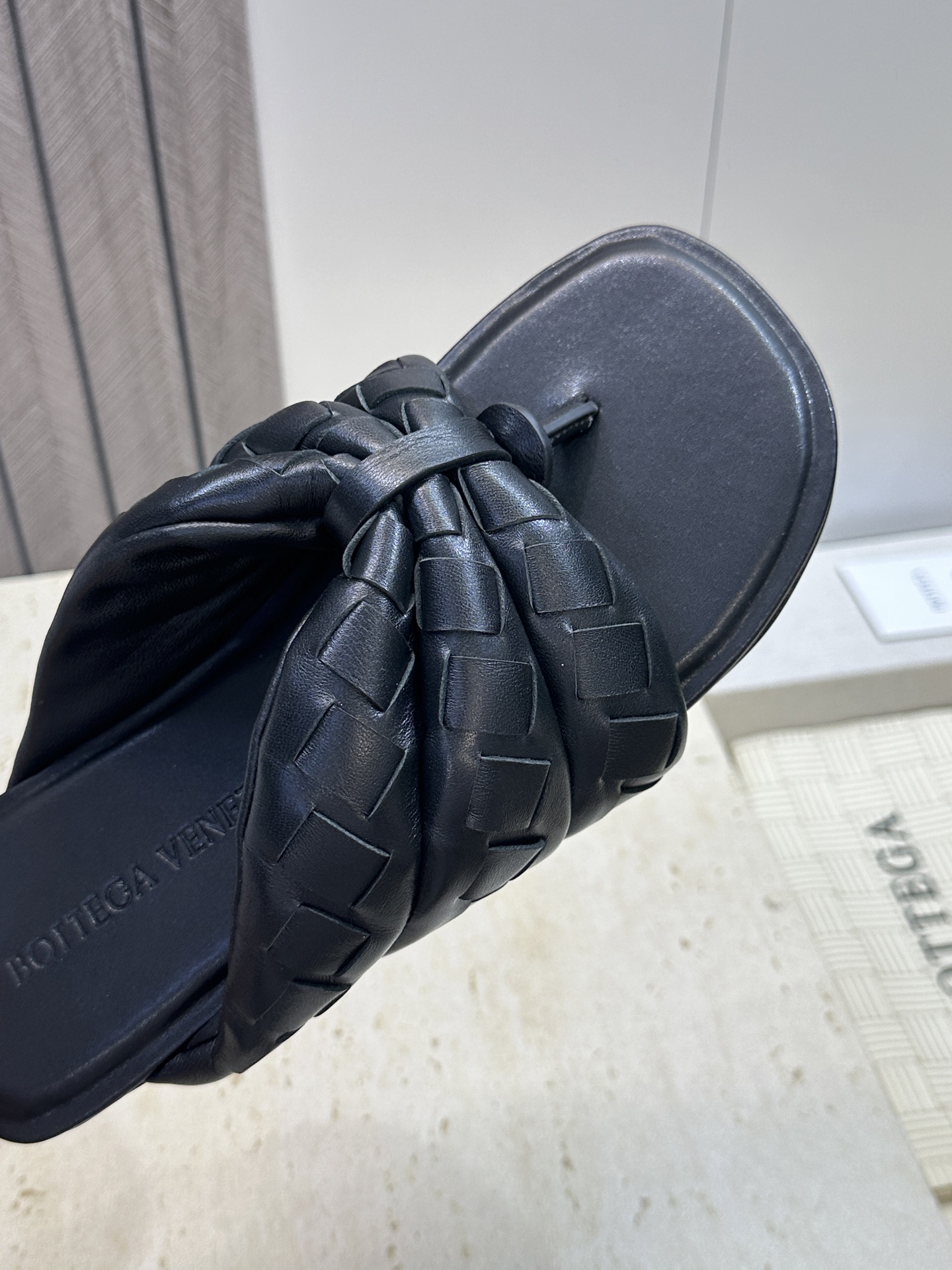 Bottega Veneta 葆蝶家2026春夏情侣新款Salsa 编织沙滩凉鞋 BV字母logo平底方
