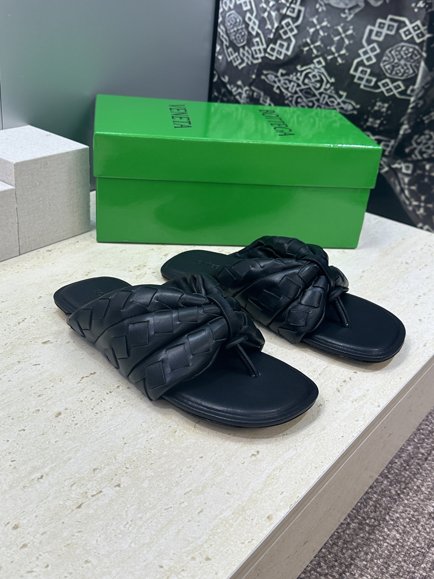 Bottega Veneta 葆蝶家2026春夏情侣新款Salsa 编织沙滩凉鞋 BV字母logo平底方