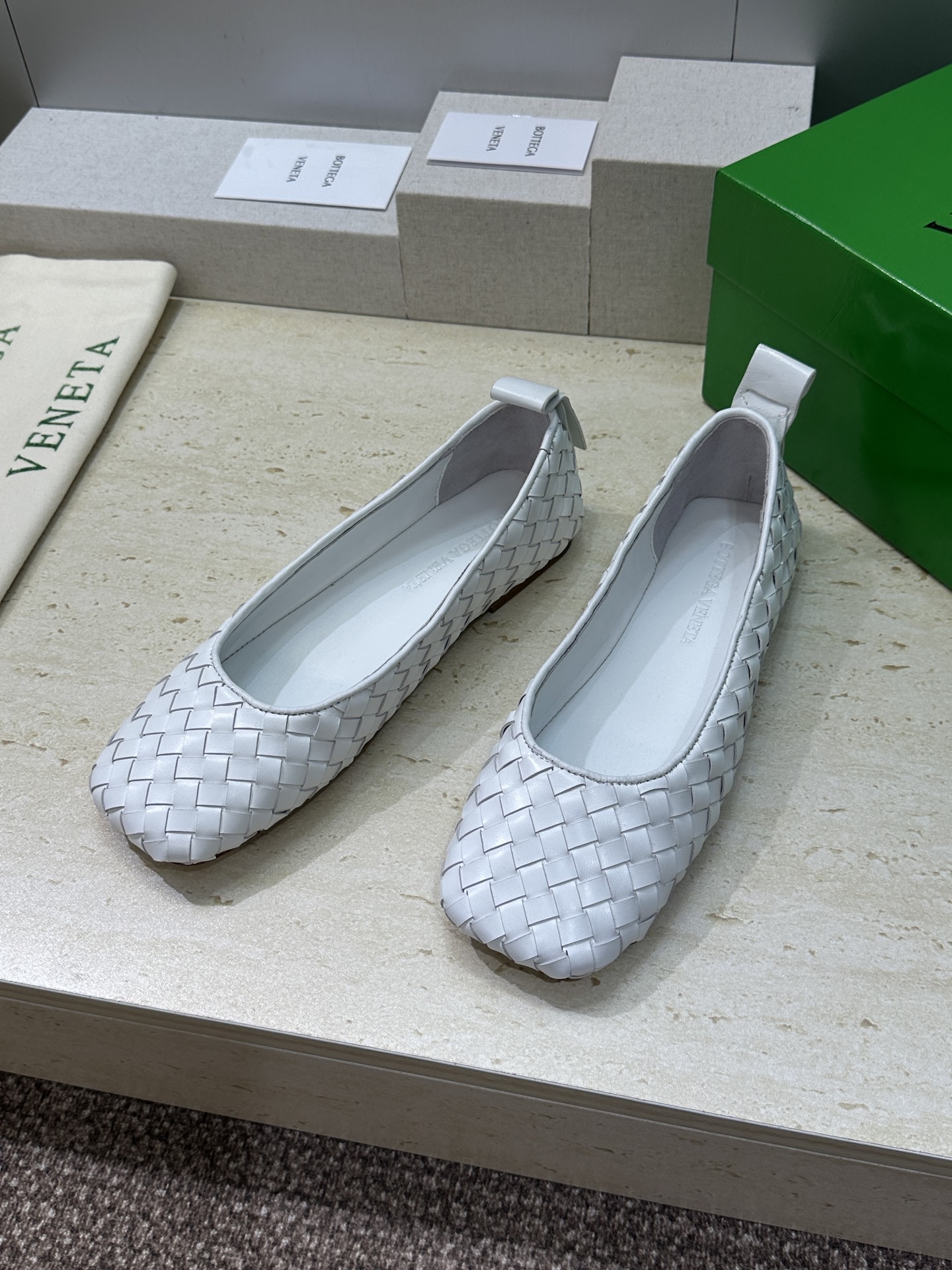 Bottega Veneta 葆蝶家2026春夏新款玛丽珍芭蕾舞编织女鞋BV字母logo平底方头乐福单鞋