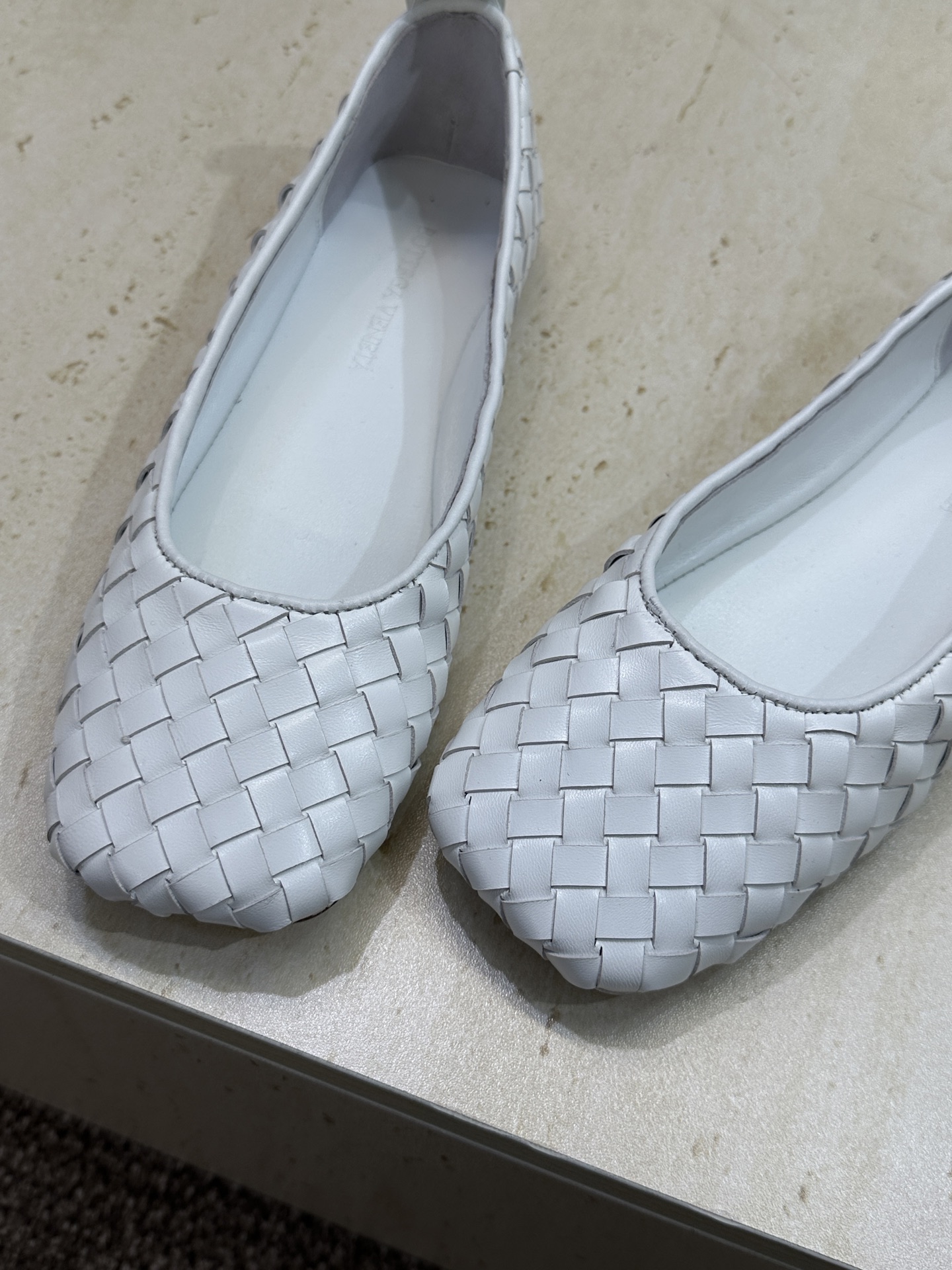 Bottega Veneta 葆蝶家2026春夏新款玛丽珍芭蕾舞编织女鞋BV字母logo平底方头乐福单鞋