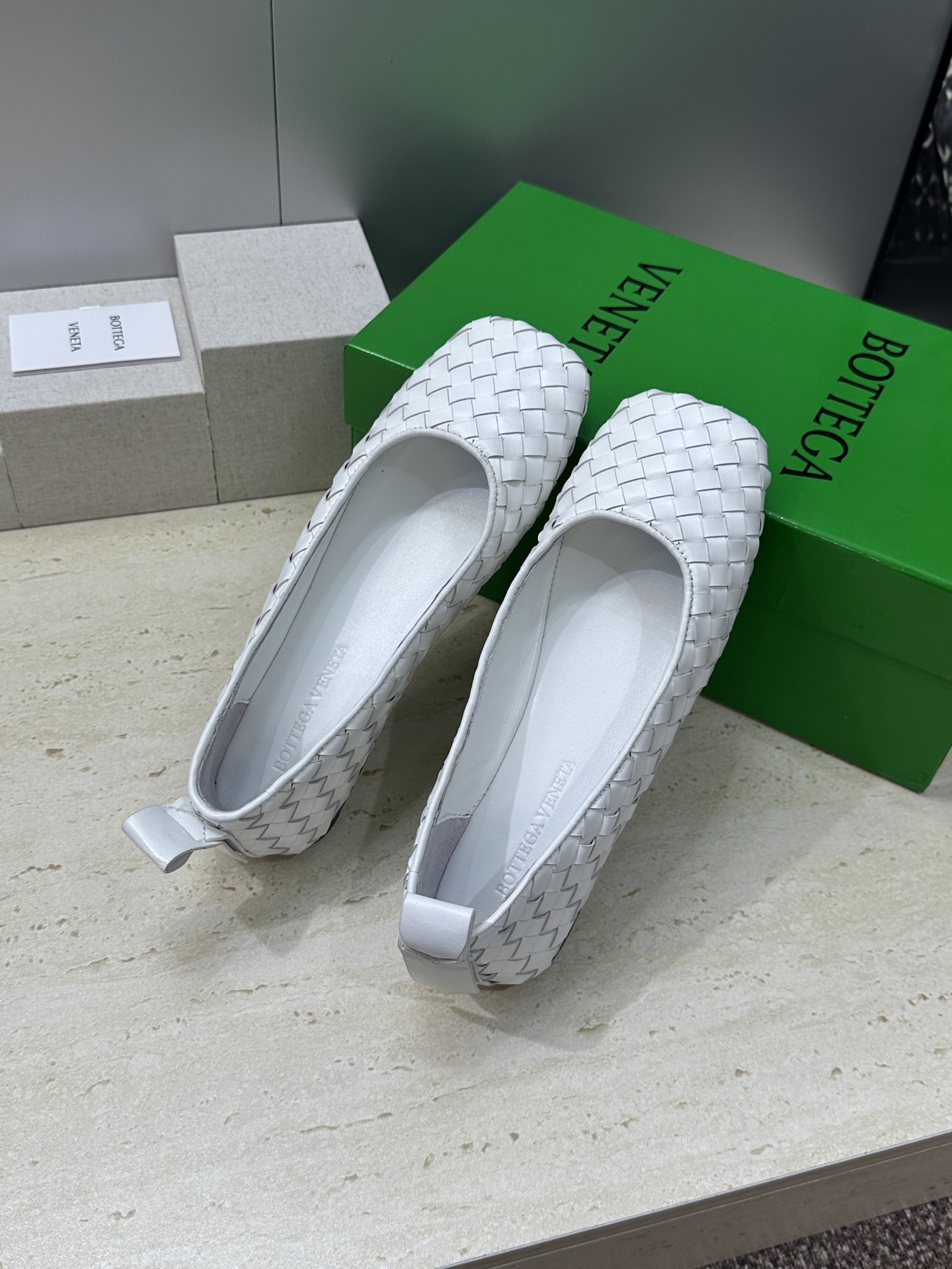 Bottega Veneta 葆蝶家2026春夏新款玛丽珍芭蕾舞编织女鞋BV字母logo平底方头乐福单鞋