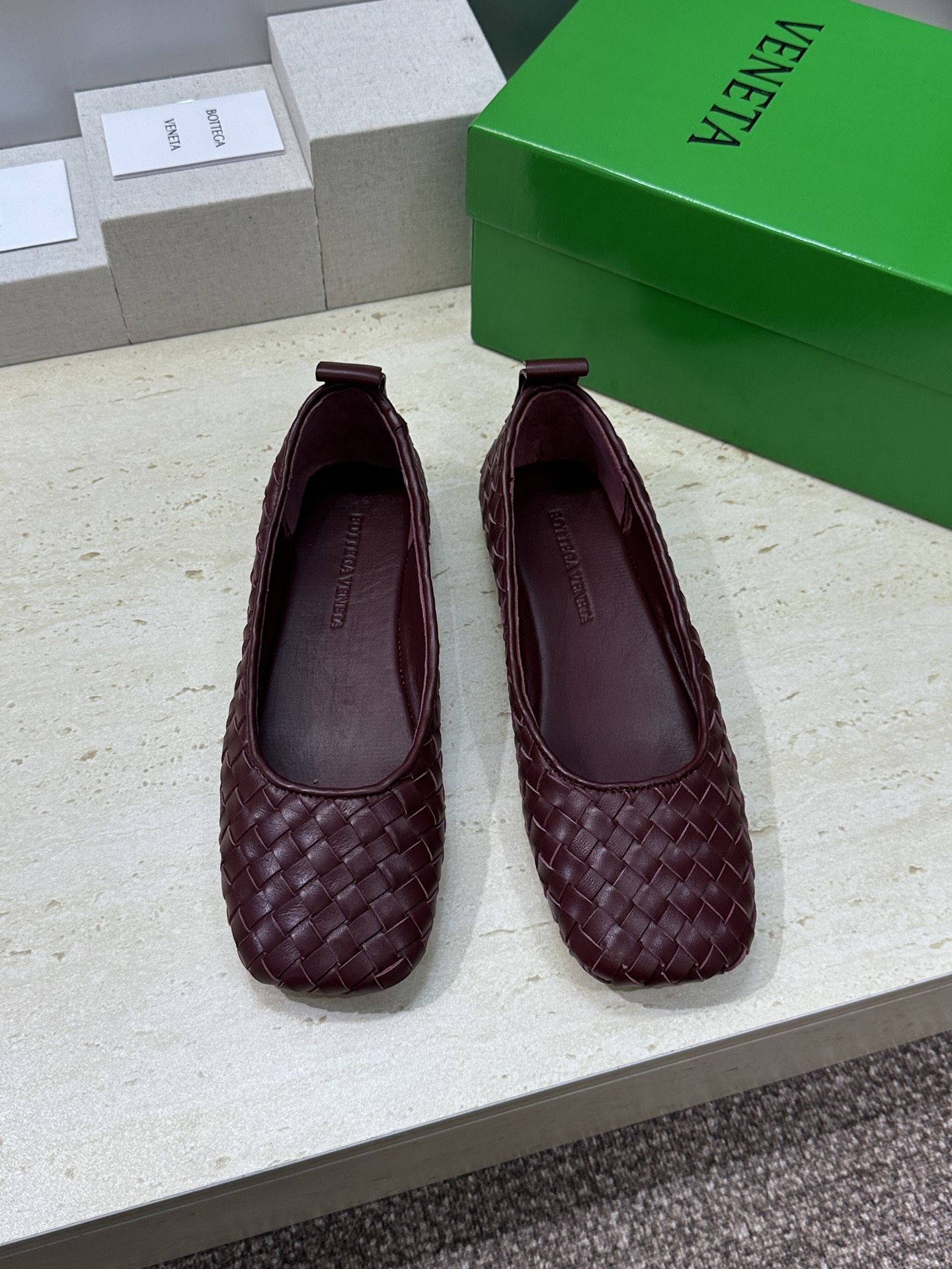 Bottega Veneta 葆蝶家2026春夏新款玛丽珍芭蕾舞编织女鞋BV字母logo平底方头乐福单鞋