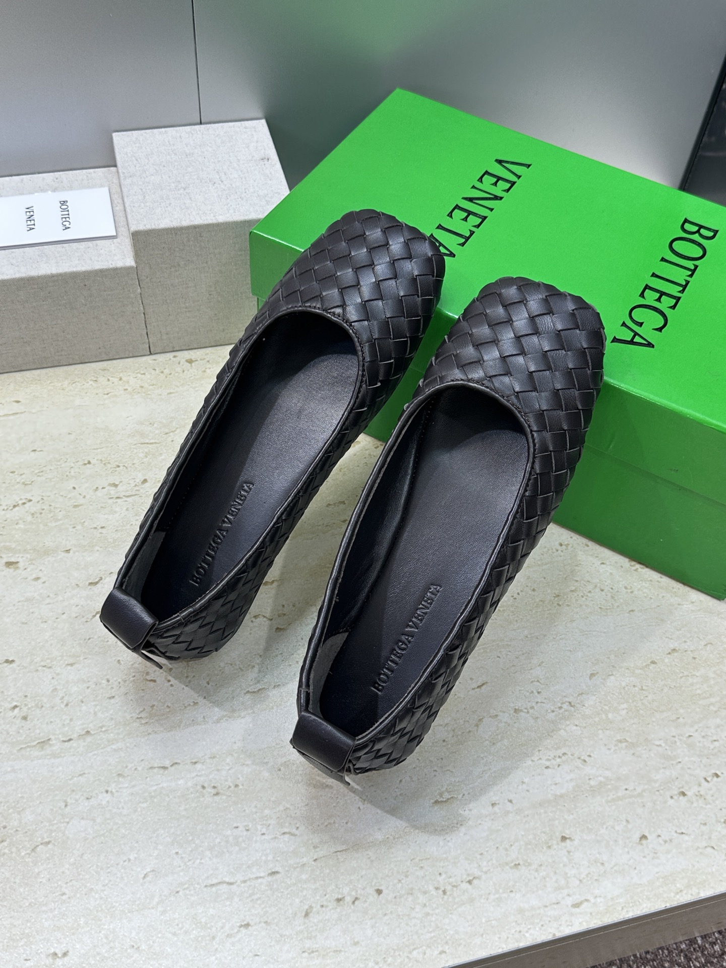 Bottega Veneta 葆蝶家2026春夏新款玛丽珍芭蕾舞编织女鞋BV字母logo平底方头乐福单鞋