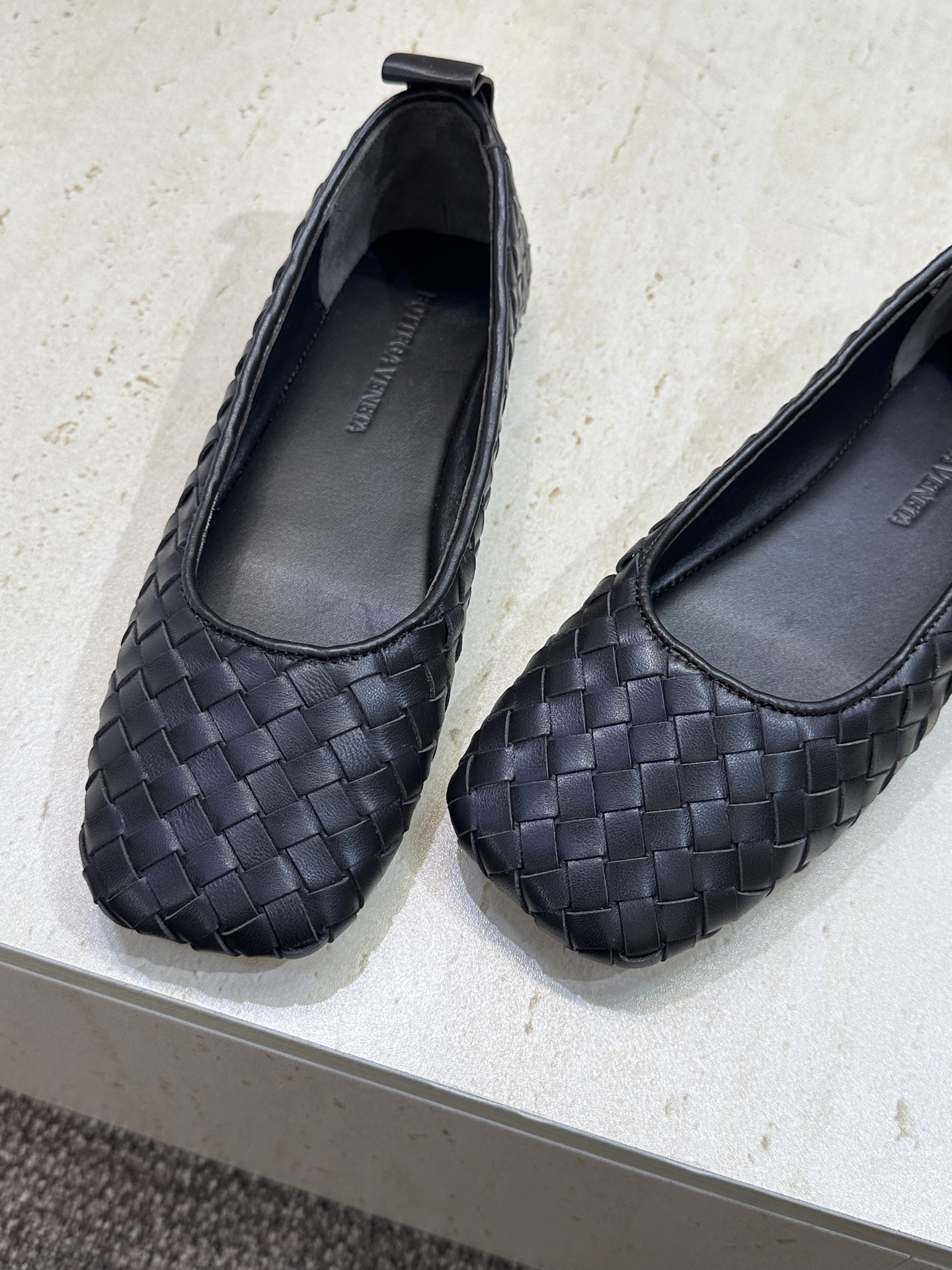 Bottega Veneta 葆蝶家2026春夏新款玛丽珍芭蕾舞编织女鞋BV字母logo平底方头乐福单鞋