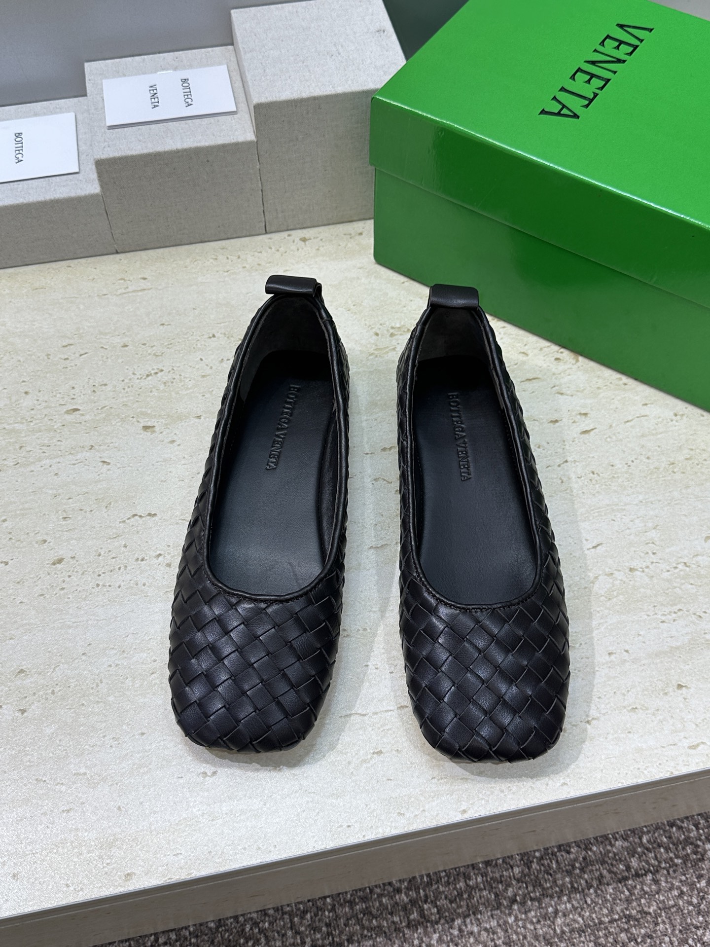 Bottega Veneta 葆蝶家2026春夏新款玛丽珍芭蕾舞编织女鞋BV字母logo平底方头乐福单鞋