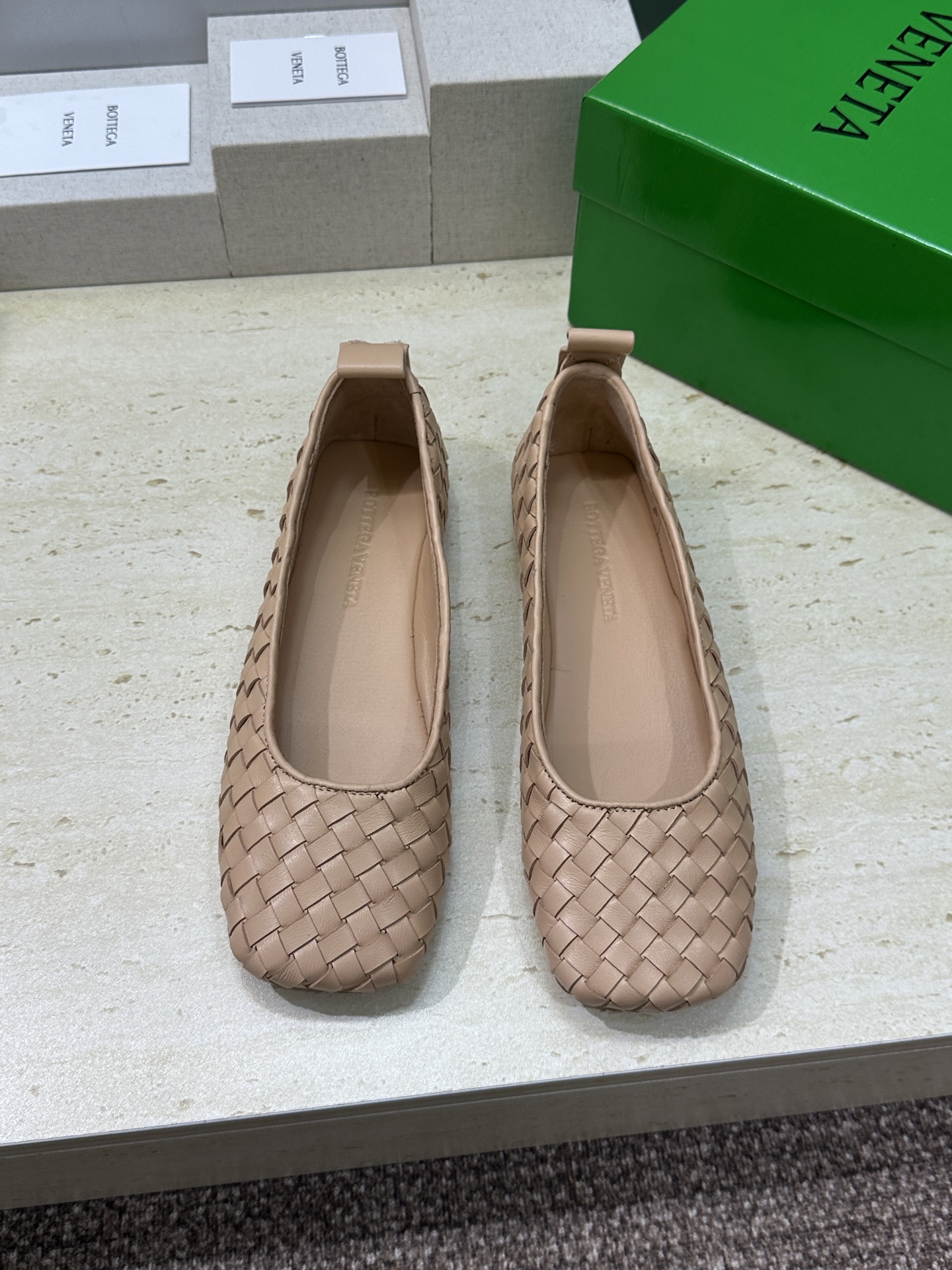 Bottega Veneta 葆蝶家2026春夏新款玛丽珍芭蕾舞编织女鞋BV字母logo平底方头乐福单鞋