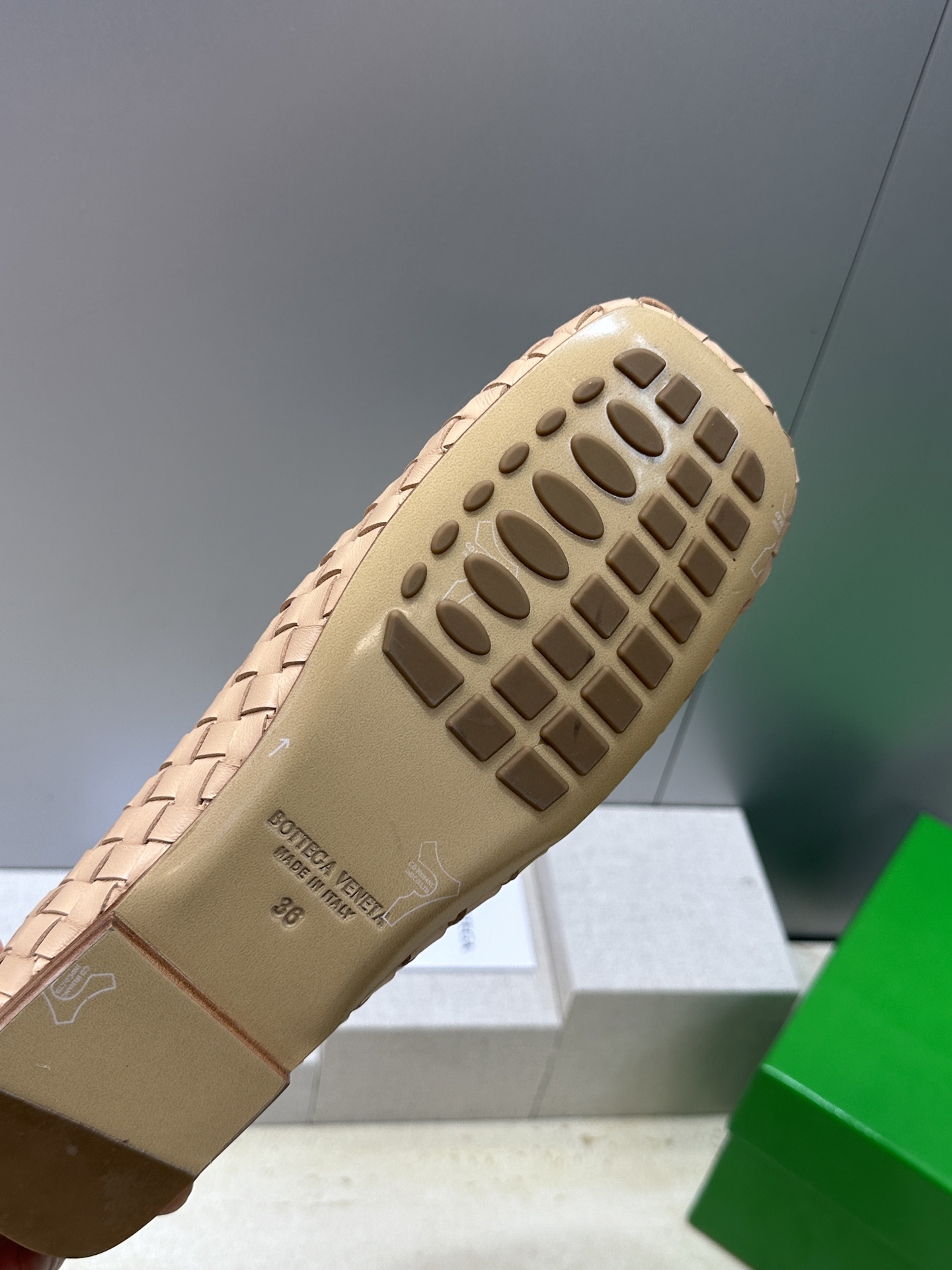 Bottega Veneta 葆蝶家2026春夏新款玛丽珍芭蕾舞编织女鞋BV字母logo平底方头乐福单鞋