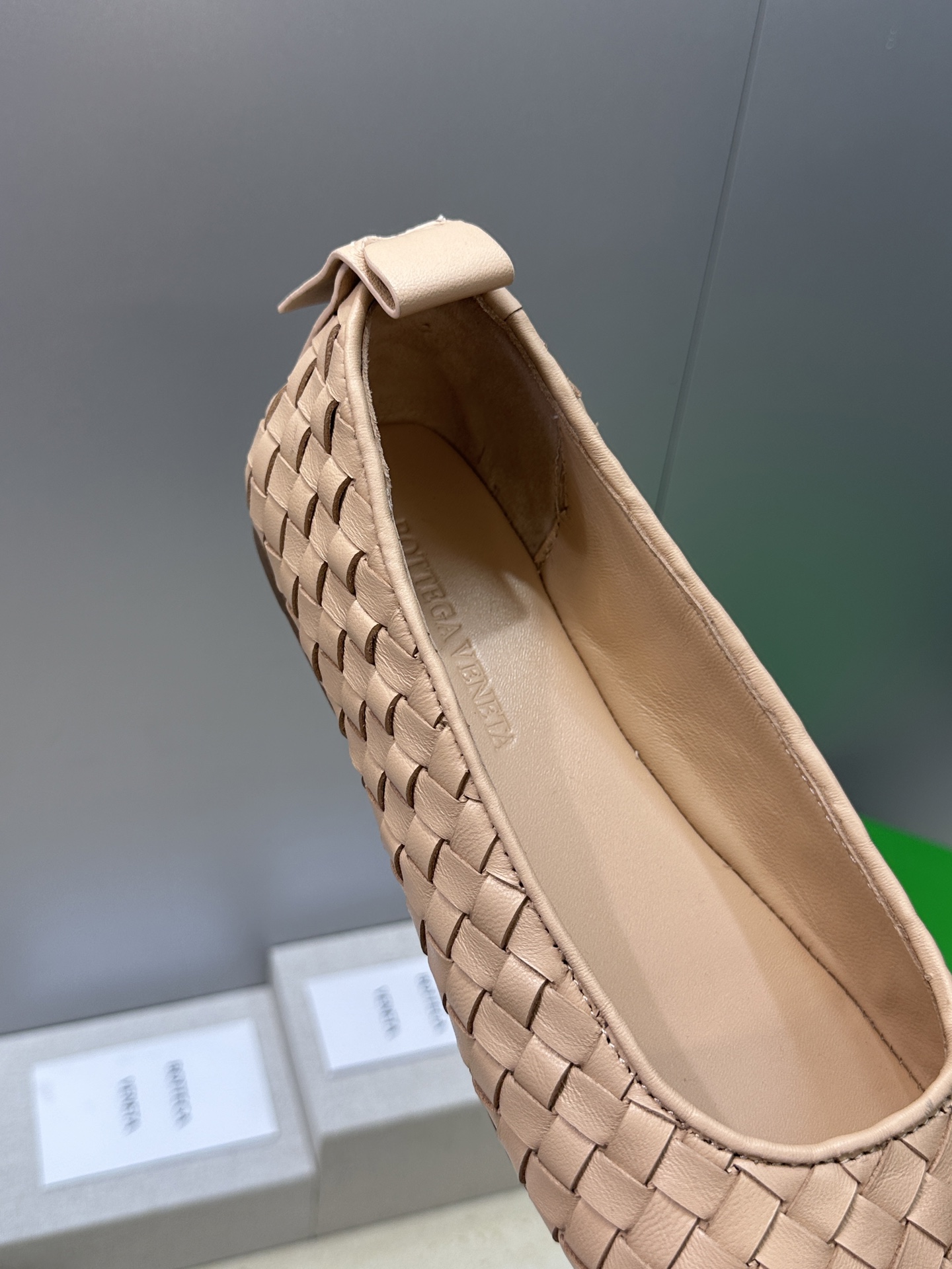 Bottega Veneta 葆蝶家2026春夏新款玛丽珍芭蕾舞编织女鞋BV字母logo平底方头乐福单鞋