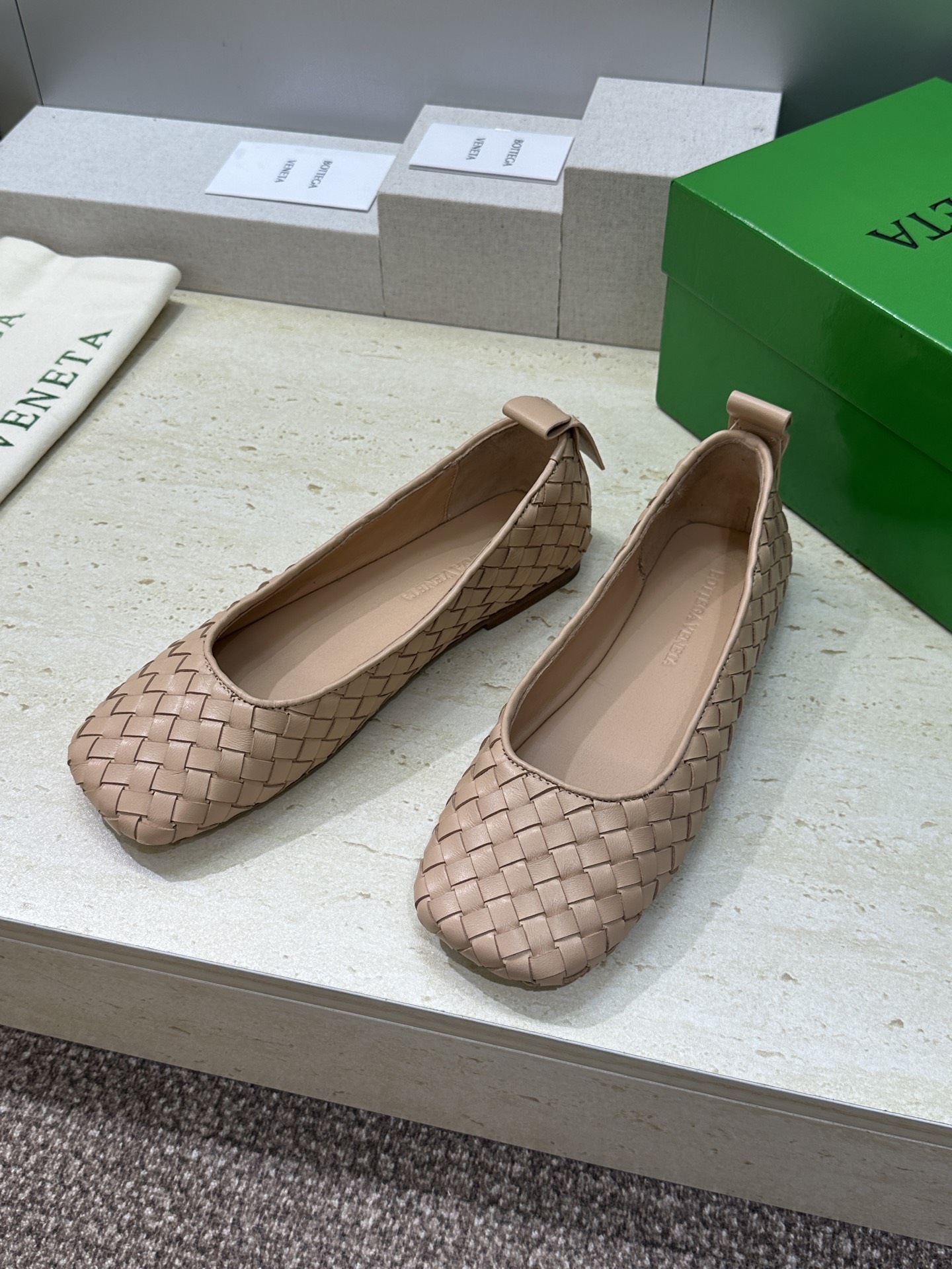 Bottega Veneta 葆蝶家2026春夏新款玛丽珍芭蕾舞编织女鞋BV字母logo平底方头乐福单鞋