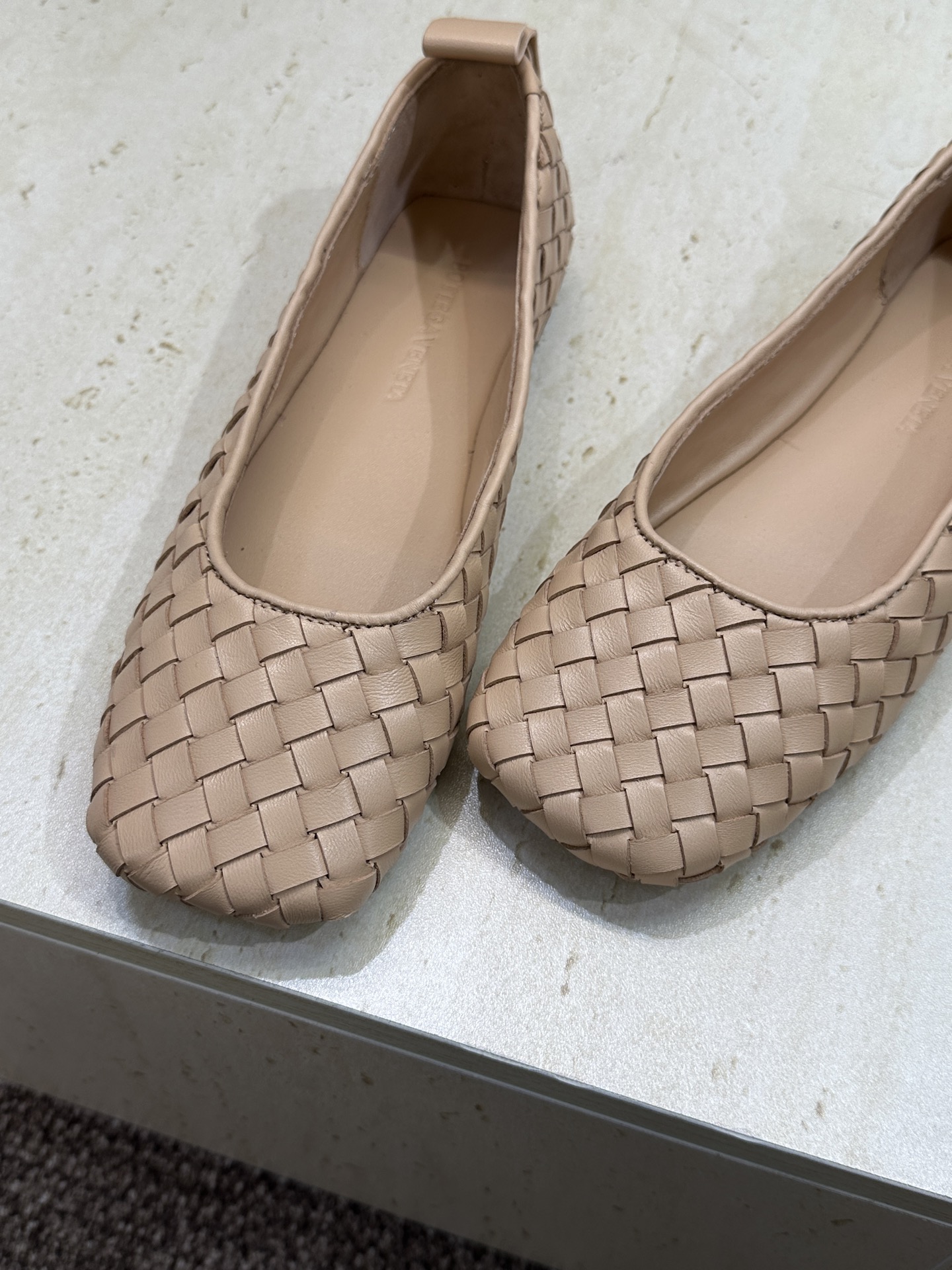 Bottega Veneta 葆蝶家2026春夏新款玛丽珍芭蕾舞编织女鞋BV字母logo平底方头乐福单鞋