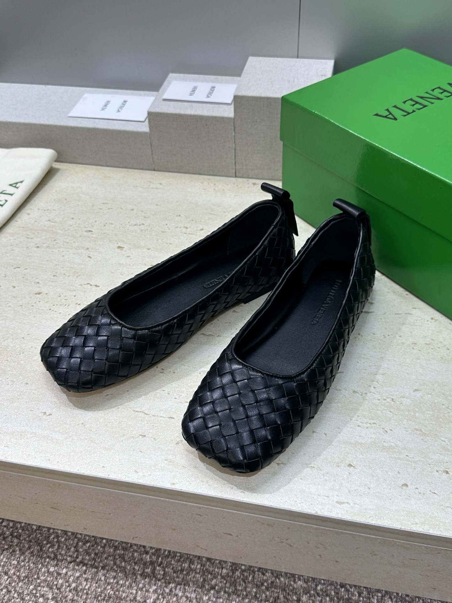 Bottega Veneta 葆蝶家2026春夏新款玛丽珍芭蕾舞编织女鞋BV字母logo平底方头乐福单鞋