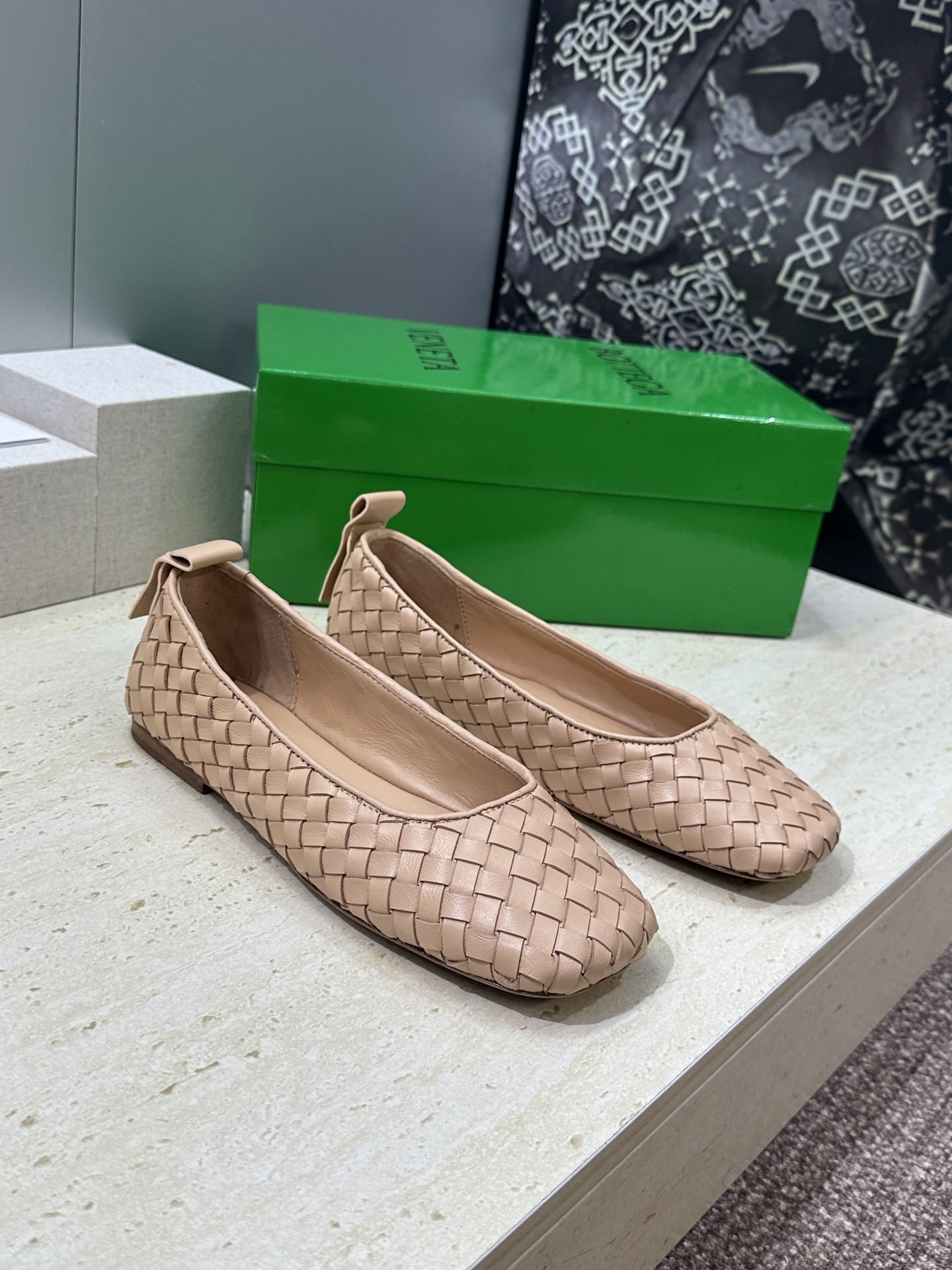 Bottega Veneta 葆蝶家2026春夏新款玛丽珍芭蕾舞编织女鞋BV字母logo平底方头乐福单鞋