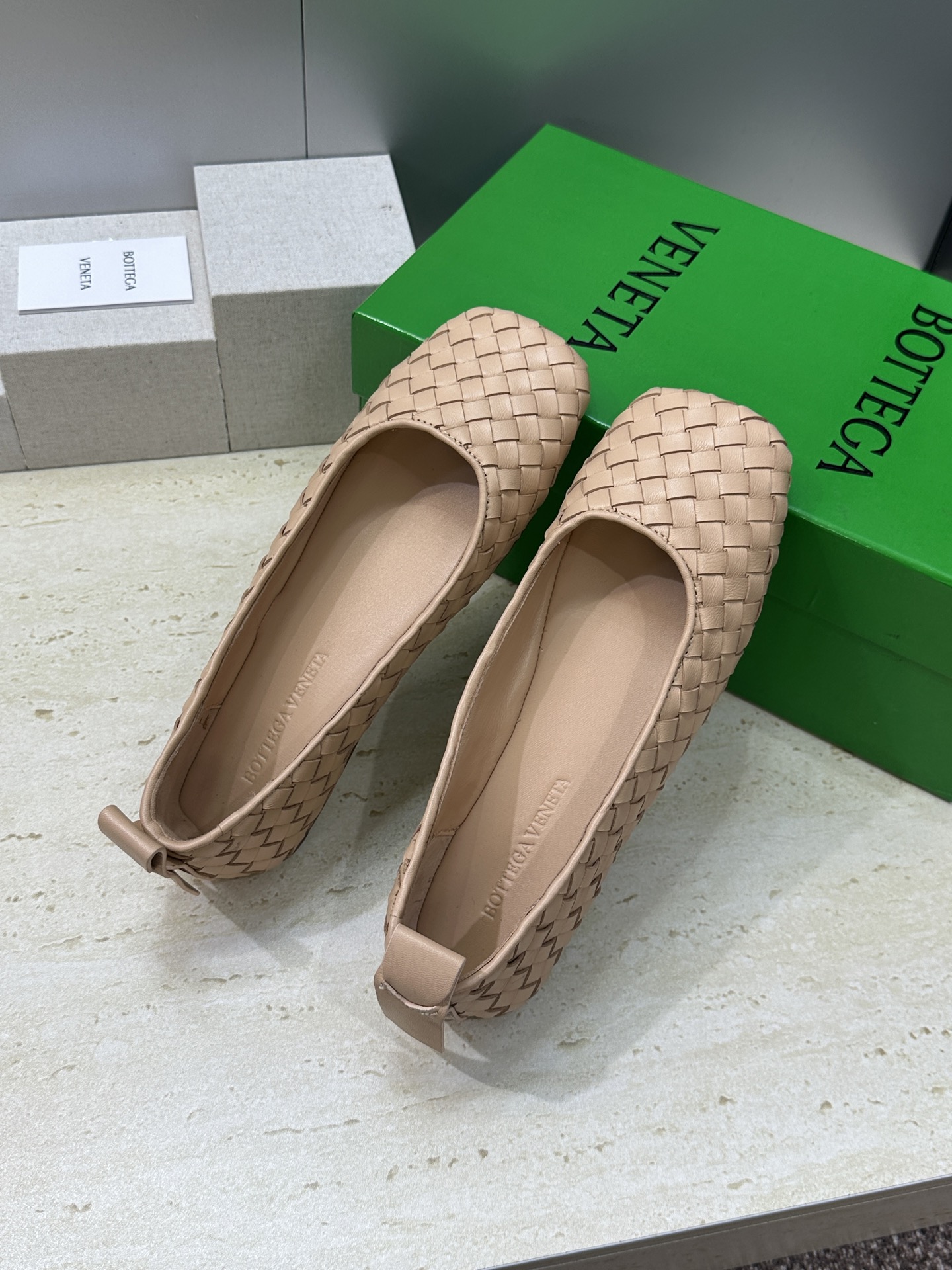 Bottega Veneta 葆蝶家2026春夏新款玛丽珍芭蕾舞编织女鞋BV字母logo平底方头乐福单鞋