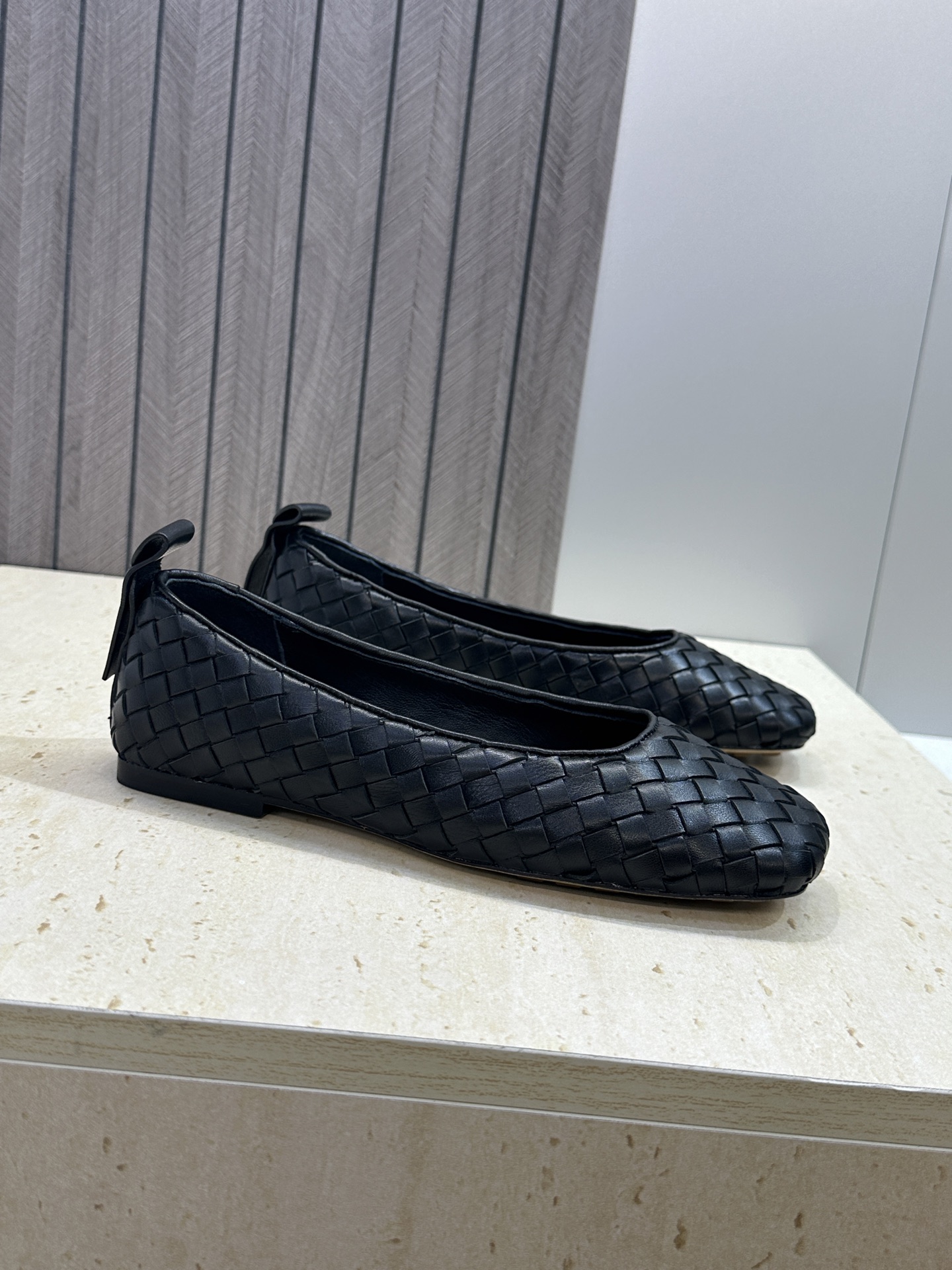 Bottega Veneta 葆蝶家2026春夏新款玛丽珍芭蕾舞编织女鞋BV字母logo平底方头乐福单鞋