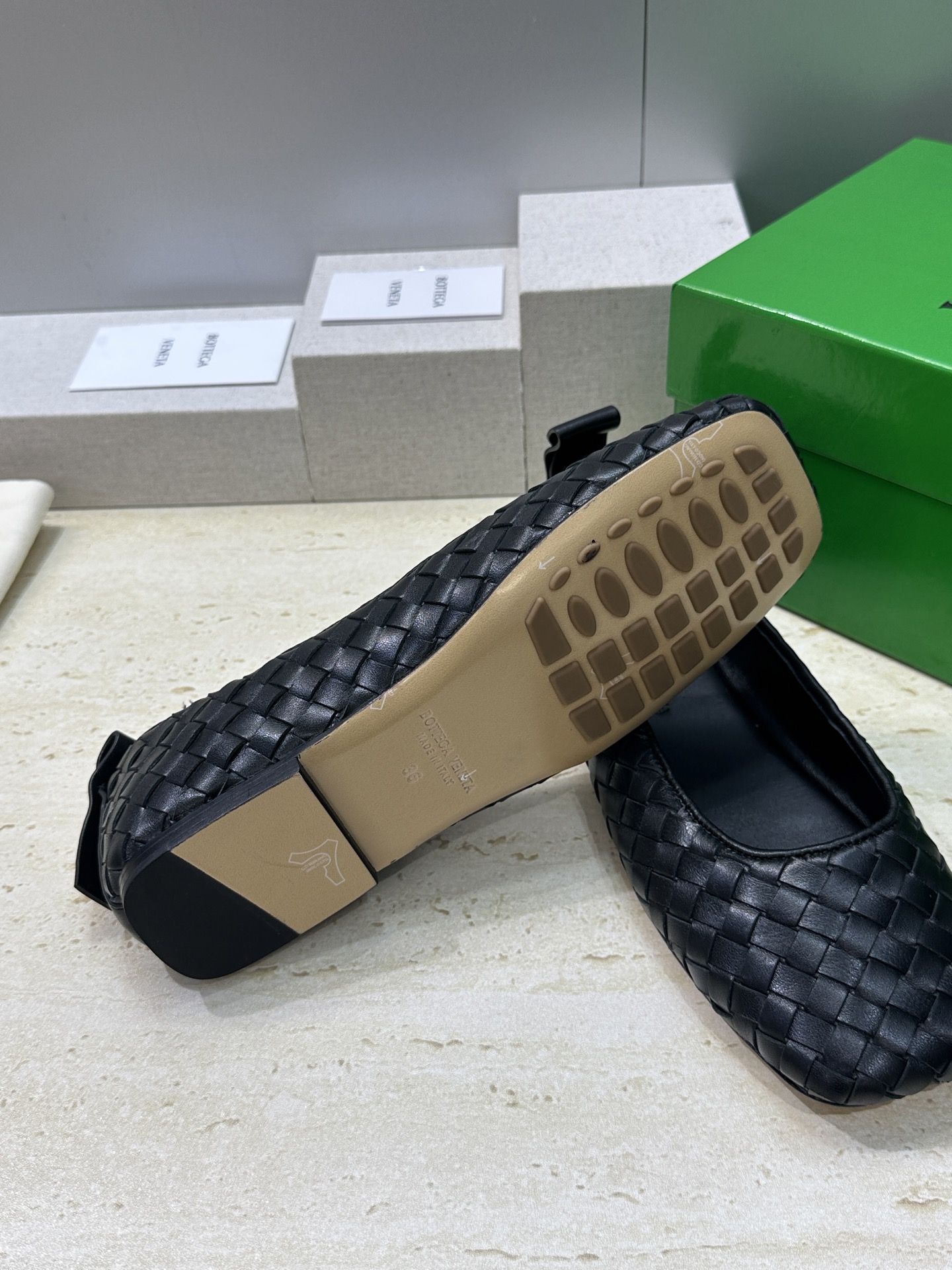 Bottega Veneta 葆蝶家2026春夏新款玛丽珍芭蕾舞编织女鞋BV字母logo平底方头乐福单鞋