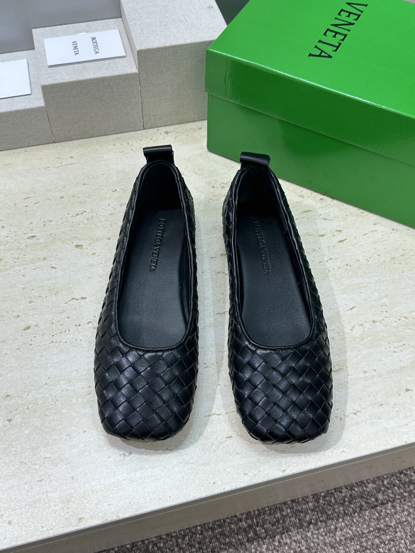 Bottega Veneta 葆蝶家2026春夏新款玛丽珍芭蕾舞编织女鞋BV字母logo平底方头乐福单鞋