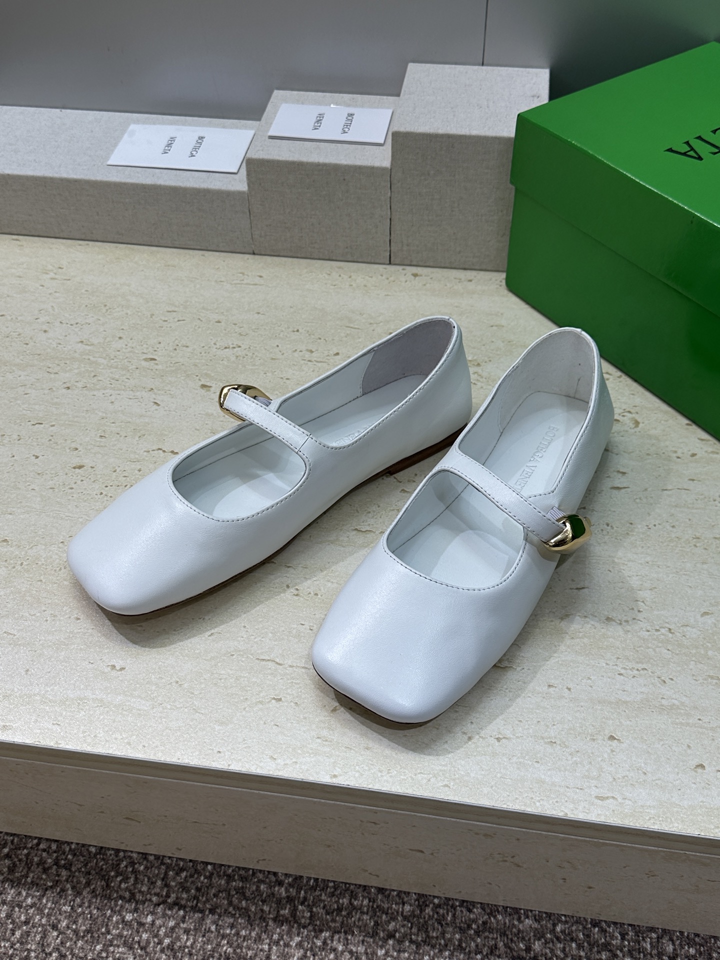 Bottega Veneta 葆蝶家2026春夏新款玛丽珍芭蕾舞女鞋 BV字母logo五金月牙扣平底方头