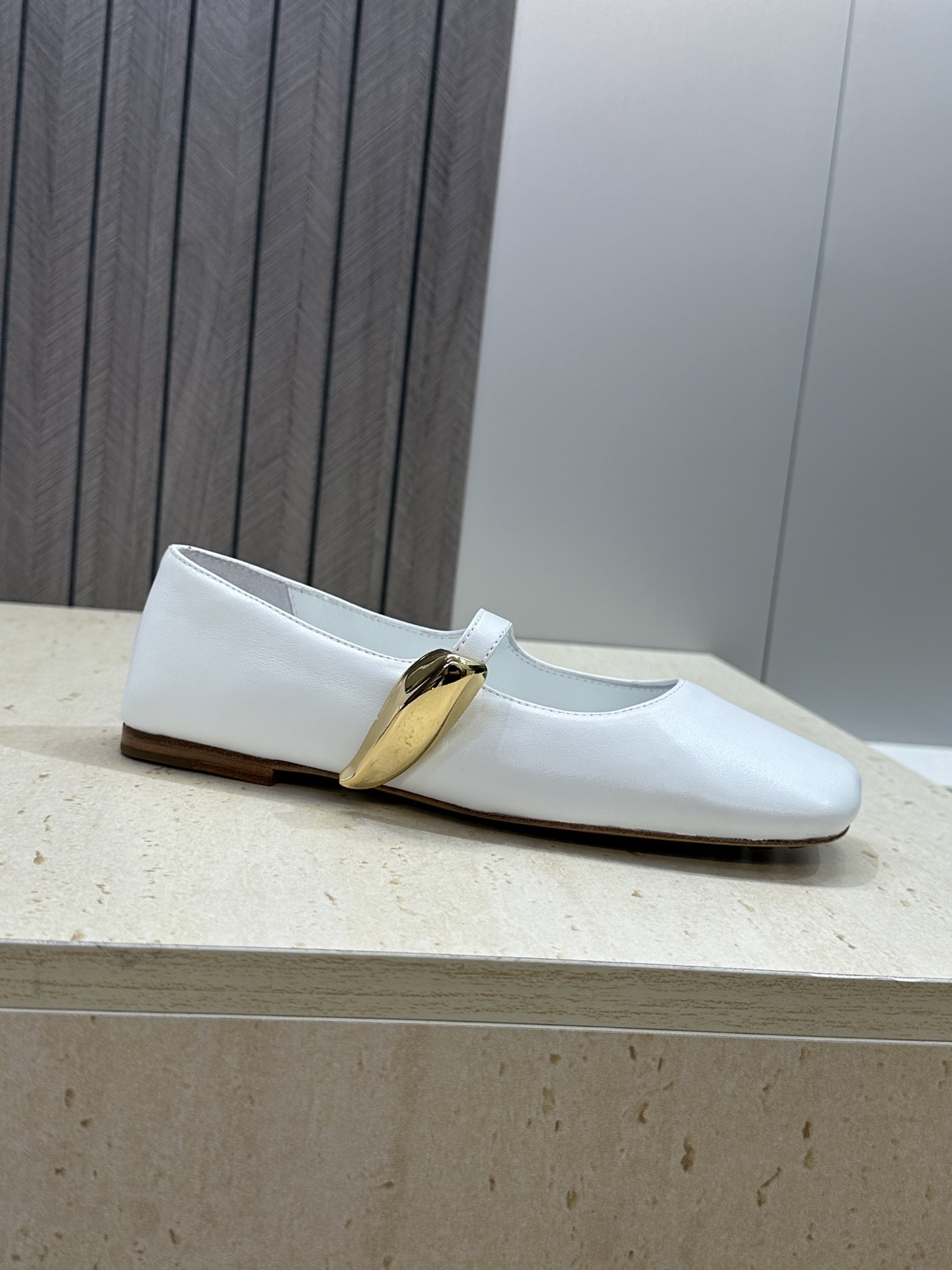Bottega Veneta 葆蝶家2026春夏新款玛丽珍芭蕾舞女鞋 BV字母logo五金月牙扣平底方头