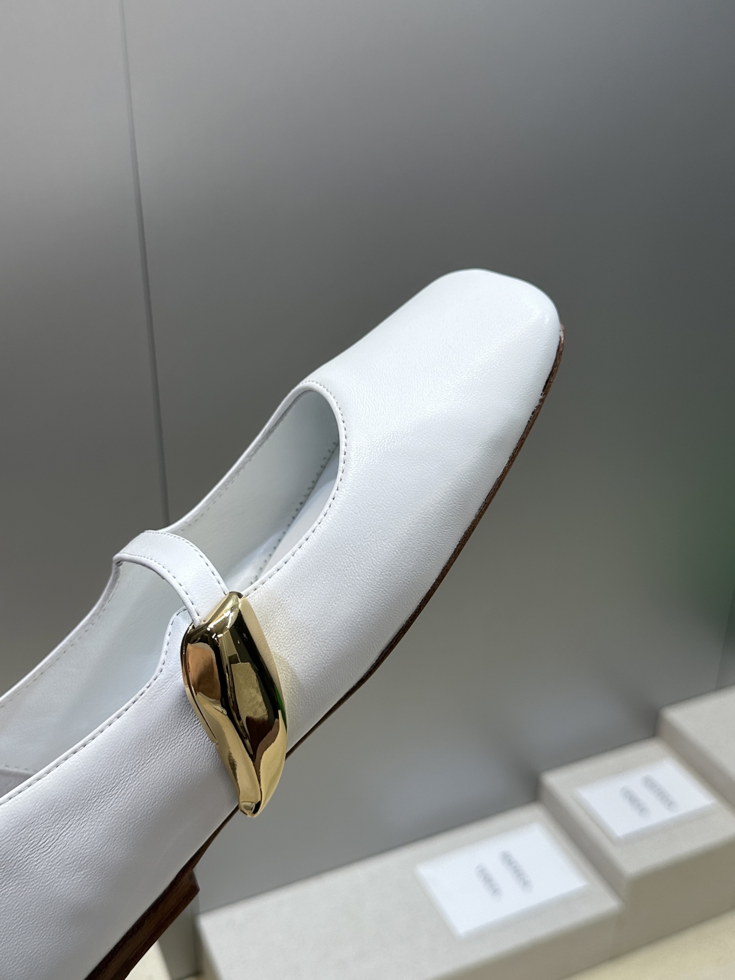 Bottega Veneta 葆蝶家2026春夏新款玛丽珍芭蕾舞女鞋 BV字母logo五金月牙扣平底方头