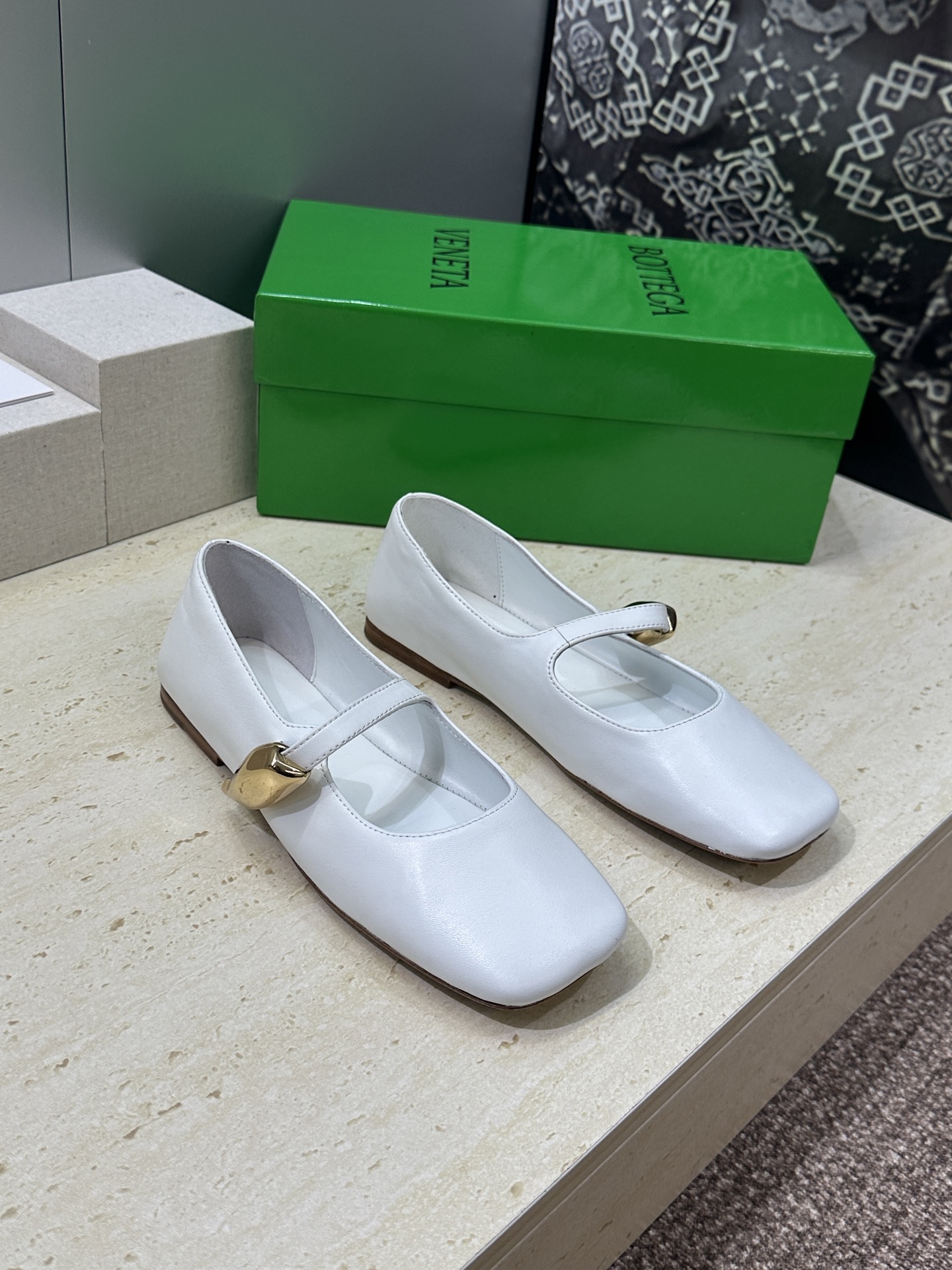 Bottega Veneta 葆蝶家2026春夏新款玛丽珍芭蕾舞女鞋 BV字母logo五金月牙扣平底方头