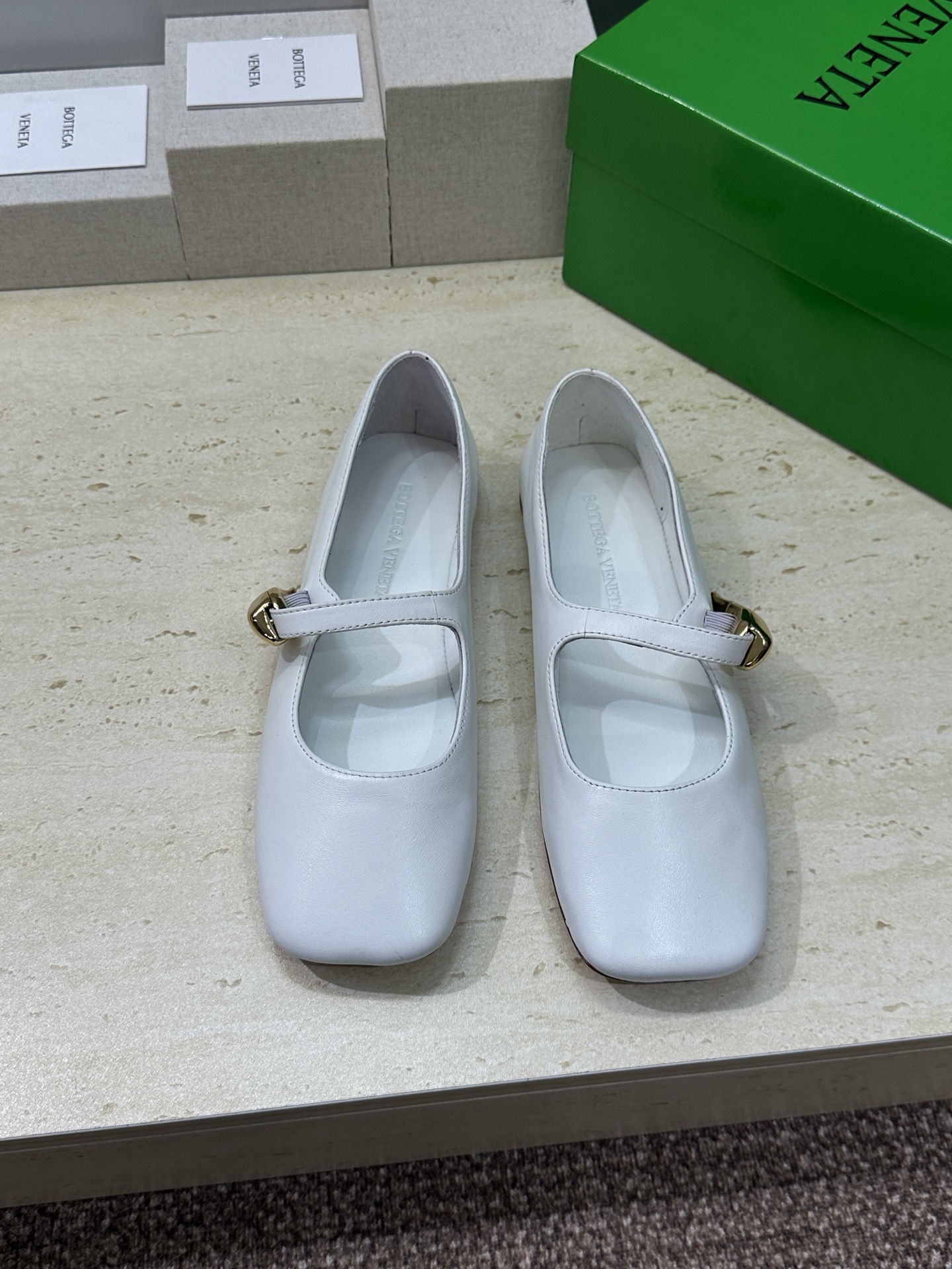 Bottega Veneta 葆蝶家2026春夏新款玛丽珍芭蕾舞女鞋 BV字母logo五金月牙扣平底方头