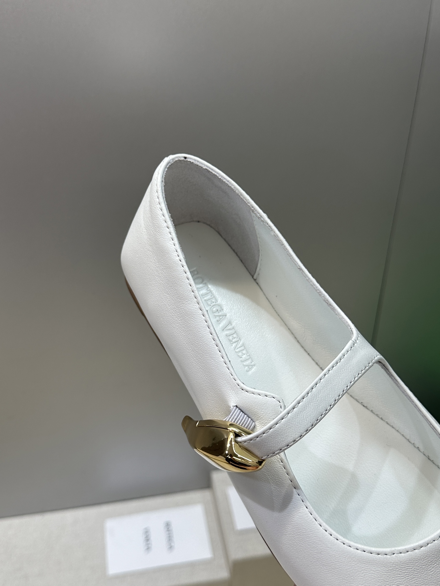 Bottega Veneta 葆蝶家2026春夏新款玛丽珍芭蕾舞女鞋 BV字母logo五金月牙扣平底方头