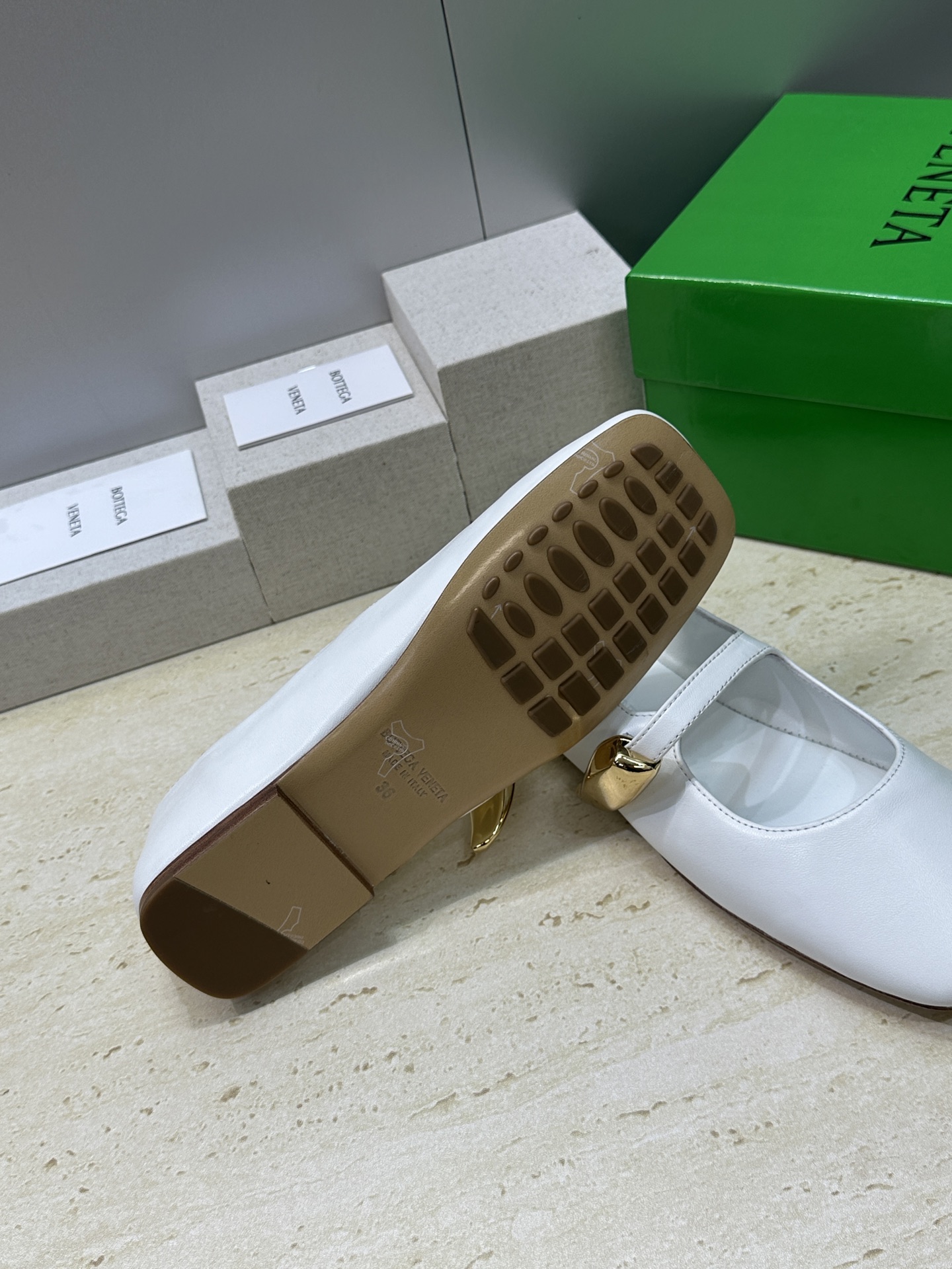 Bottega Veneta 葆蝶家2026春夏新款玛丽珍芭蕾舞女鞋 BV字母logo五金月牙扣平底方头
