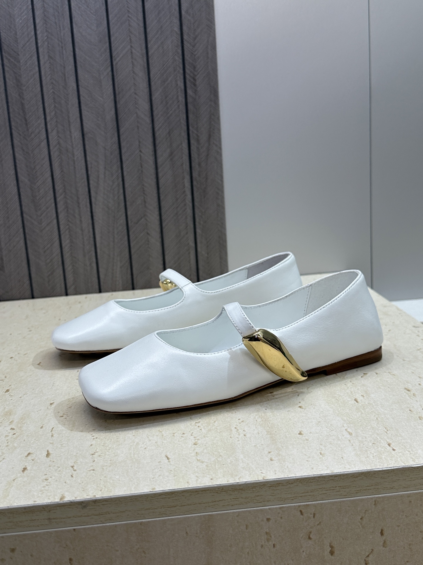 Bottega Veneta 葆蝶家2026春夏新款玛丽珍芭蕾舞女鞋 BV字母logo五金月牙扣平底方头