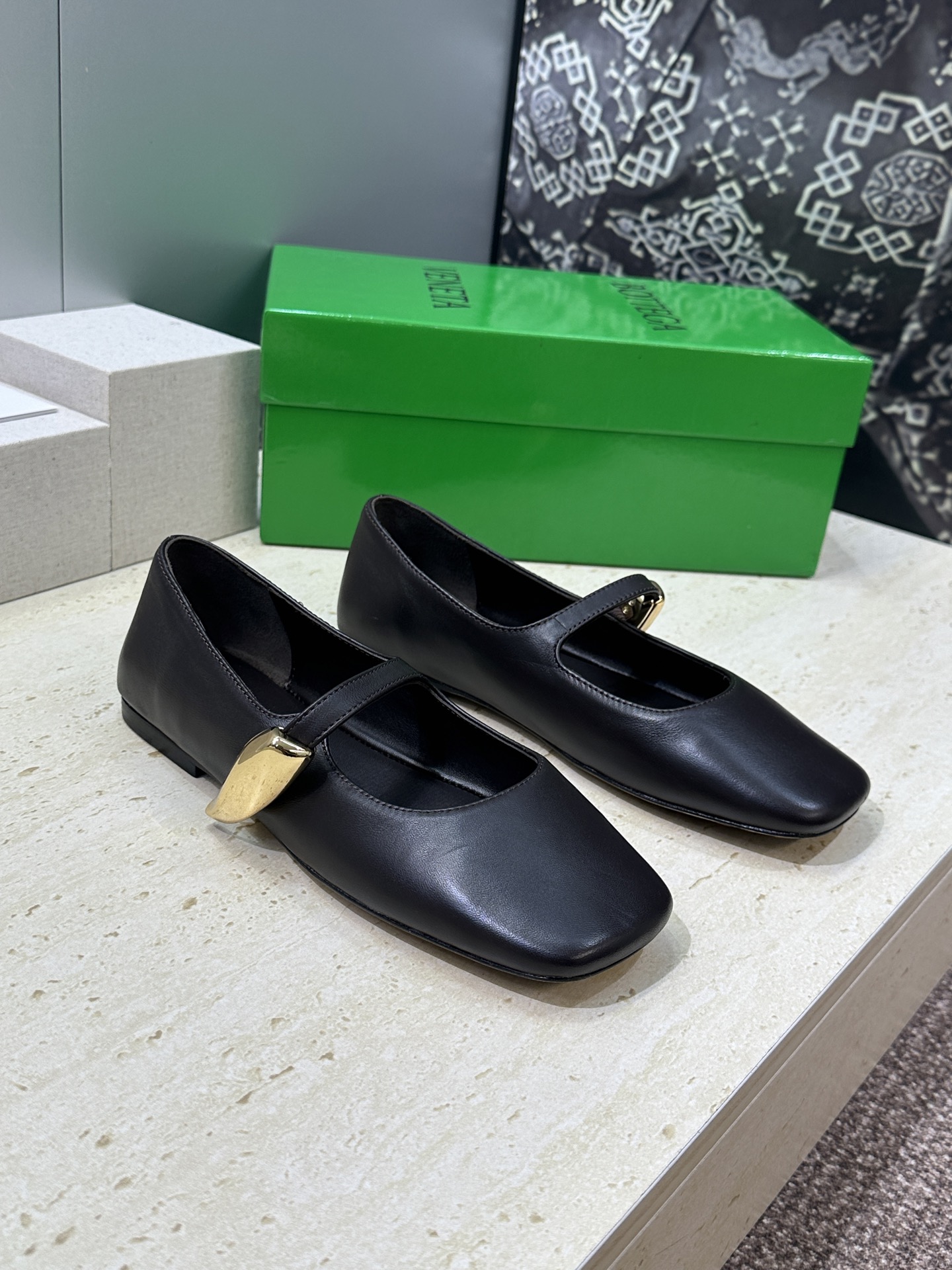 Bottega Veneta 葆蝶家2026春夏新款玛丽珍芭蕾舞女鞋 BV字母logo五金月牙扣平底方头
