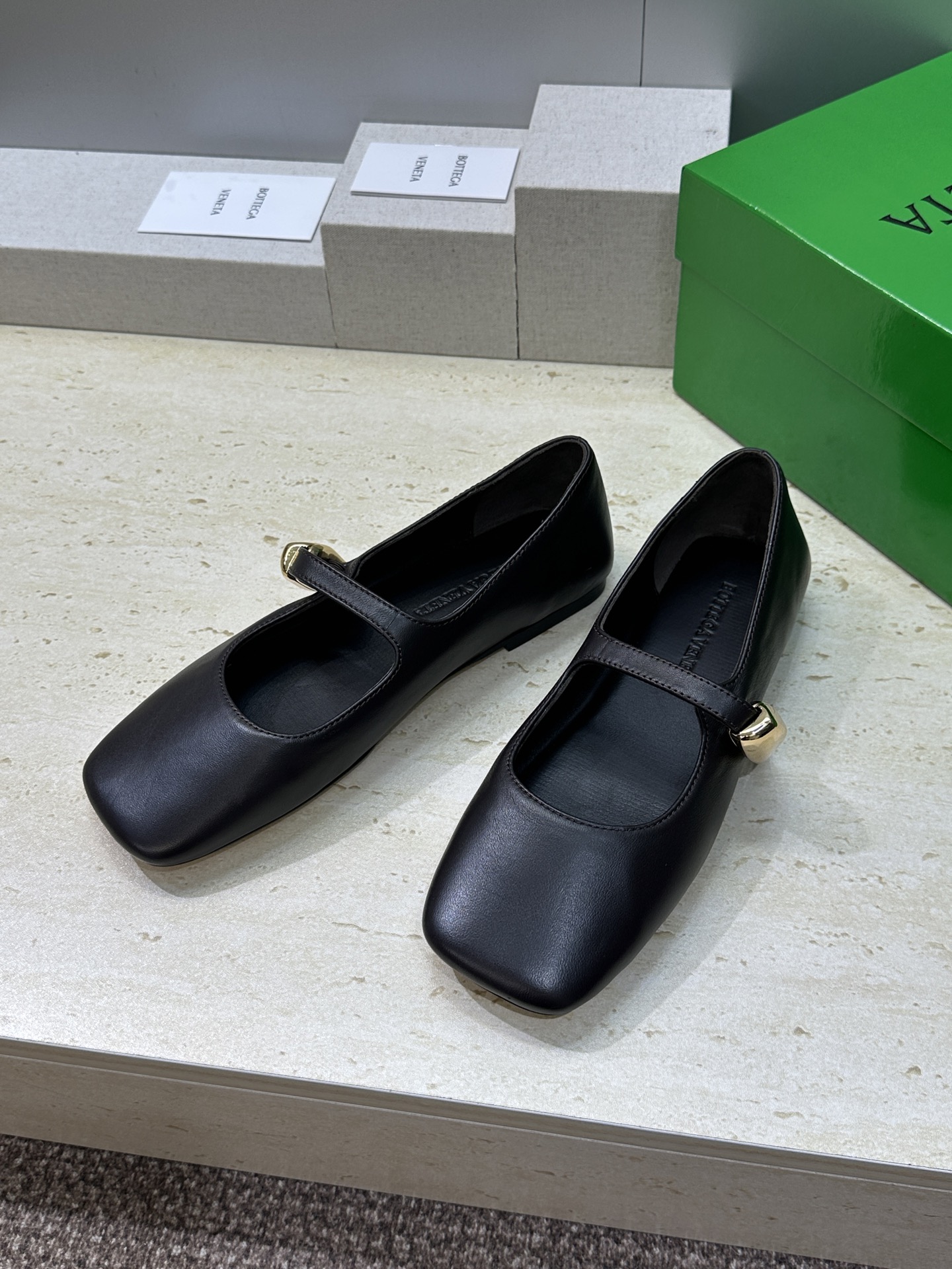 Bottega Veneta 葆蝶家2026春夏新款玛丽珍芭蕾舞女鞋 BV字母logo五金月牙扣平底方头