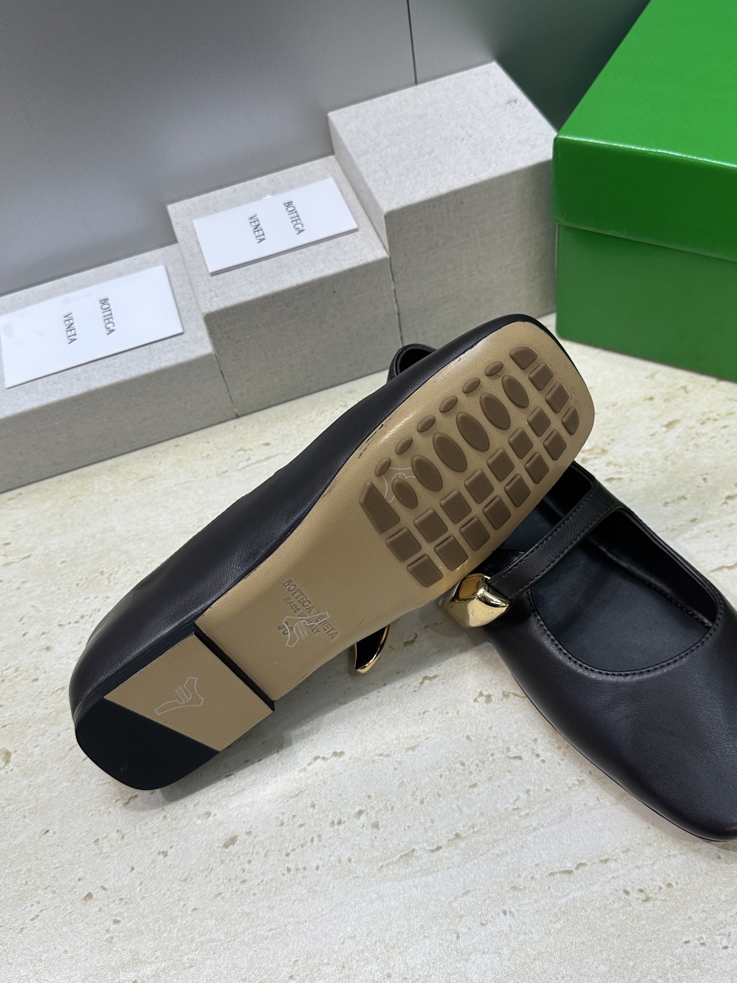Bottega Veneta 葆蝶家2026春夏新款玛丽珍芭蕾舞女鞋 BV字母logo五金月牙扣平底方头