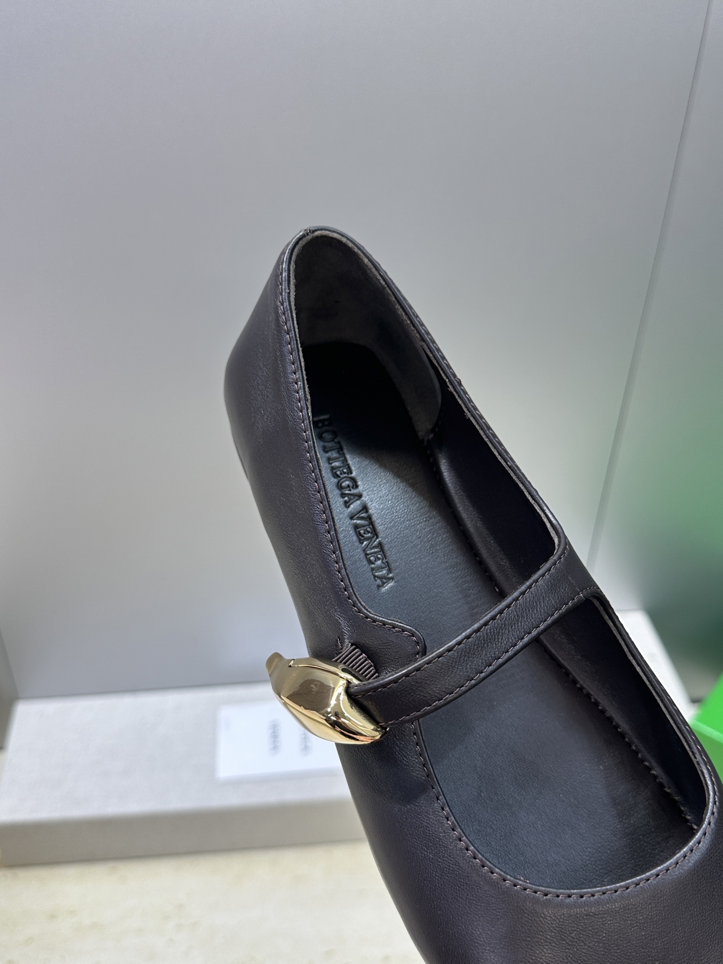 Bottega Veneta 葆蝶家2026春夏新款玛丽珍芭蕾舞女鞋 BV字母logo五金月牙扣平底方头