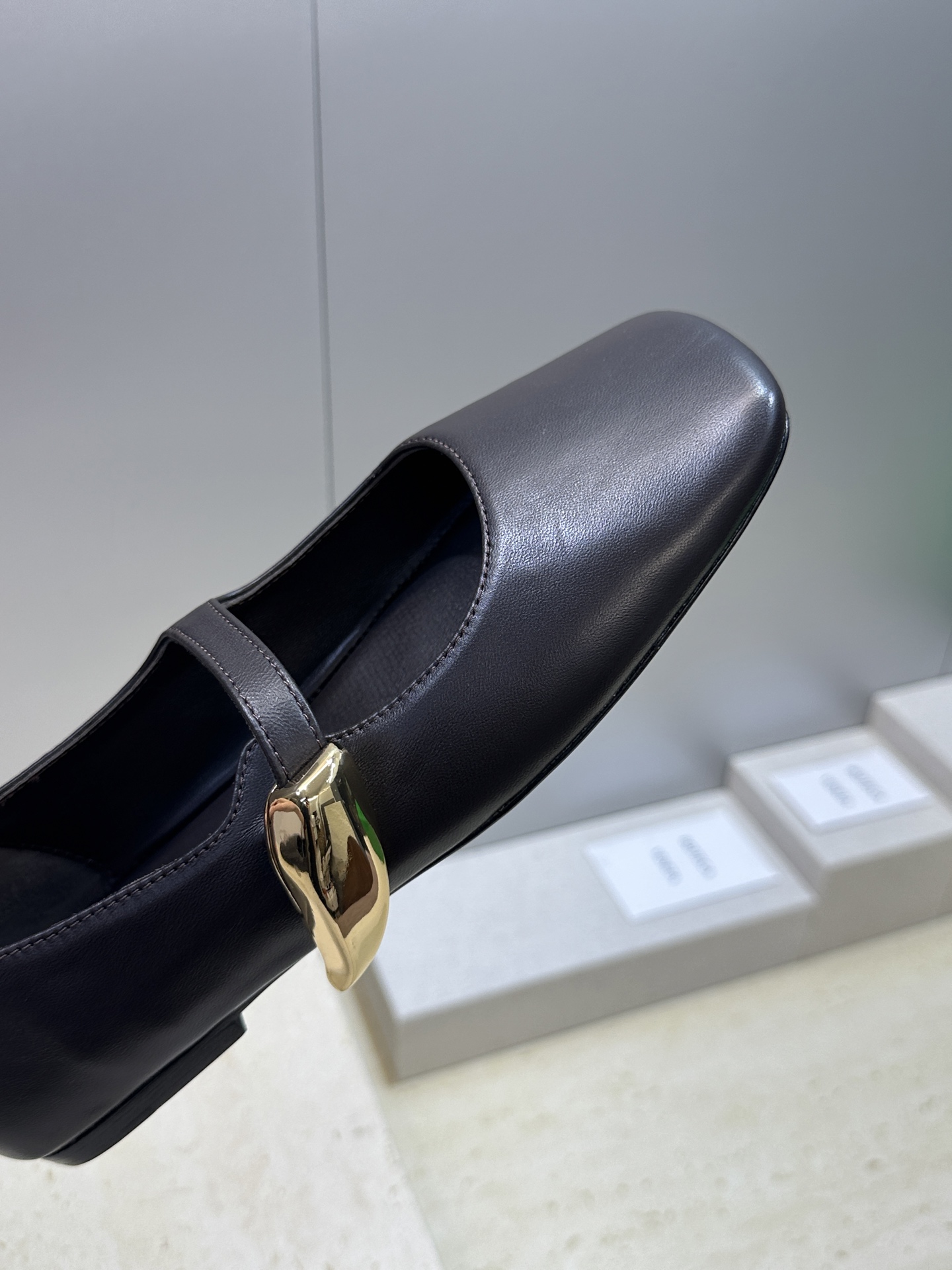 Bottega Veneta 葆蝶家2026春夏新款玛丽珍芭蕾舞女鞋 BV字母logo五金月牙扣平底方头