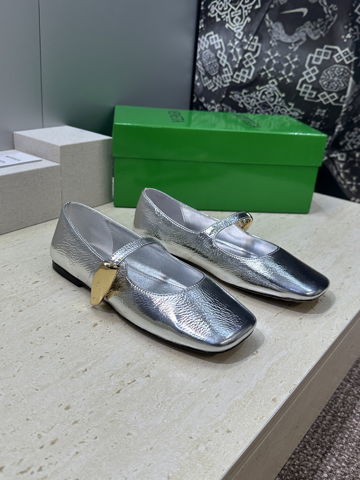 Bottega Veneta 葆蝶家2026春夏新款玛丽珍芭蕾舞女鞋 BV字母logo五金月牙扣平底方头