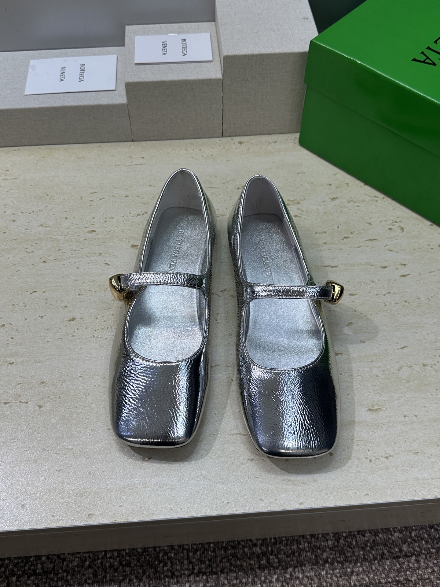 Bottega Veneta 葆蝶家2026春夏新款玛丽珍芭蕾舞女鞋 BV字母logo五金月牙扣平底方头