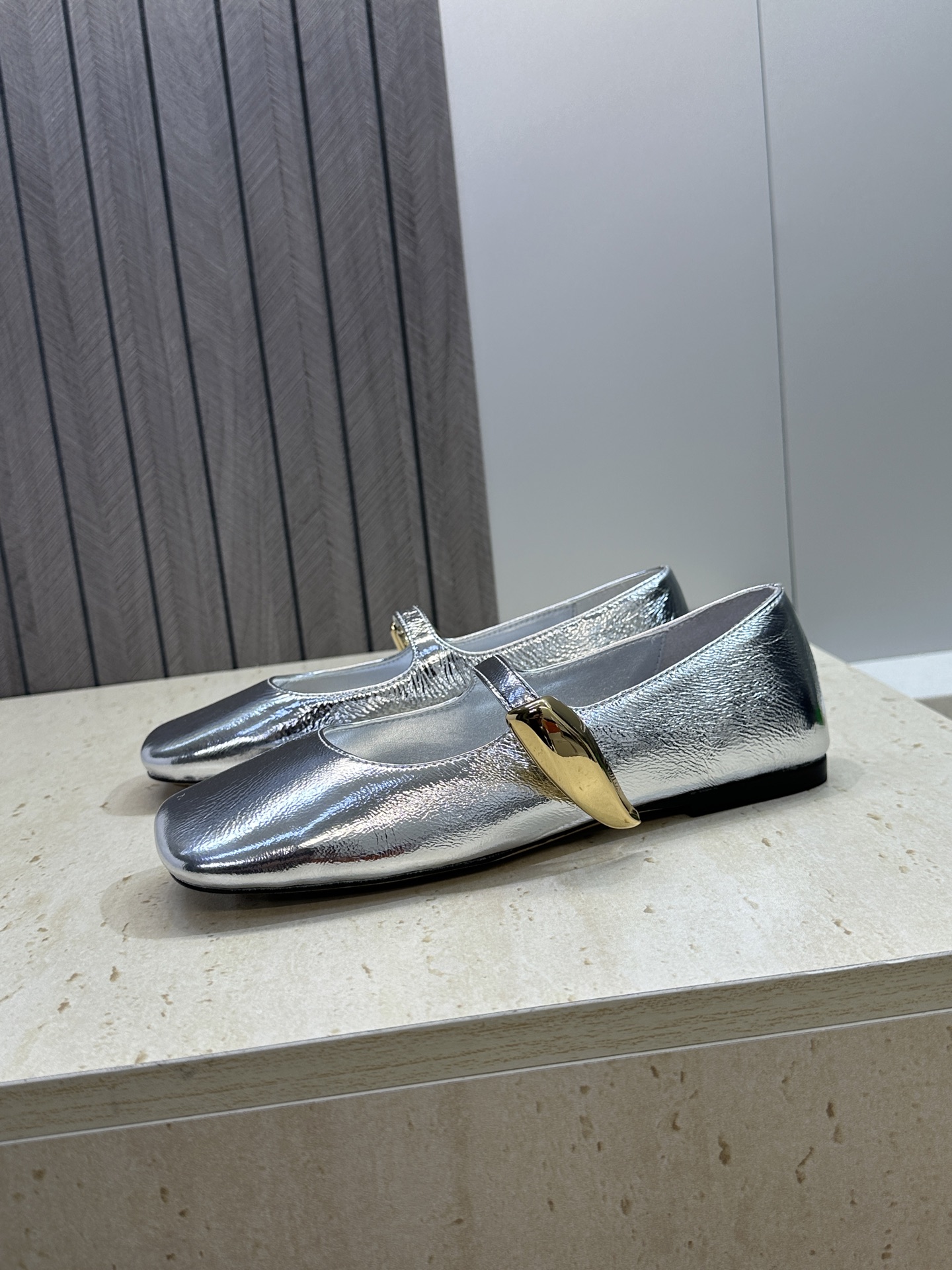 Bottega Veneta 葆蝶家2026春夏新款玛丽珍芭蕾舞女鞋 BV字母logo五金月牙扣平底方头