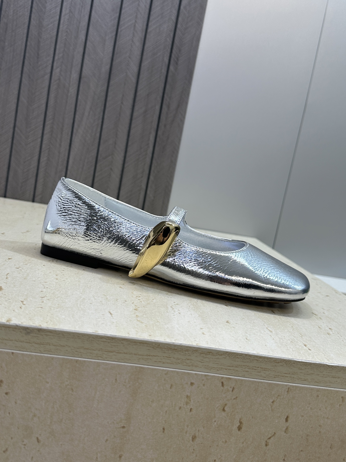 Bottega Veneta 葆蝶家2026春夏新款玛丽珍芭蕾舞女鞋 BV字母logo五金月牙扣平底方头