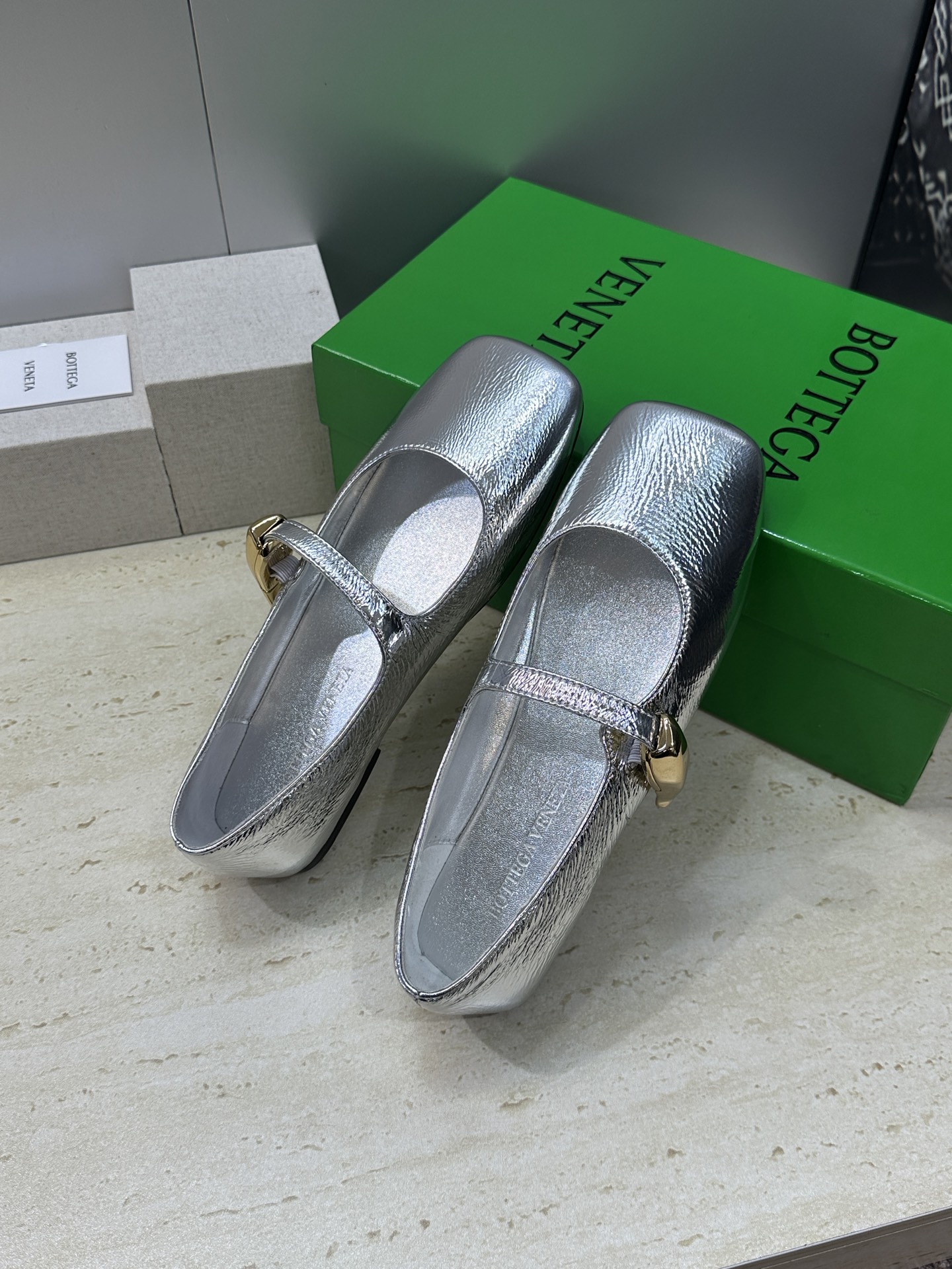 Bottega Veneta 葆蝶家2026春夏新款玛丽珍芭蕾舞女鞋 BV字母logo五金月牙扣平底方头