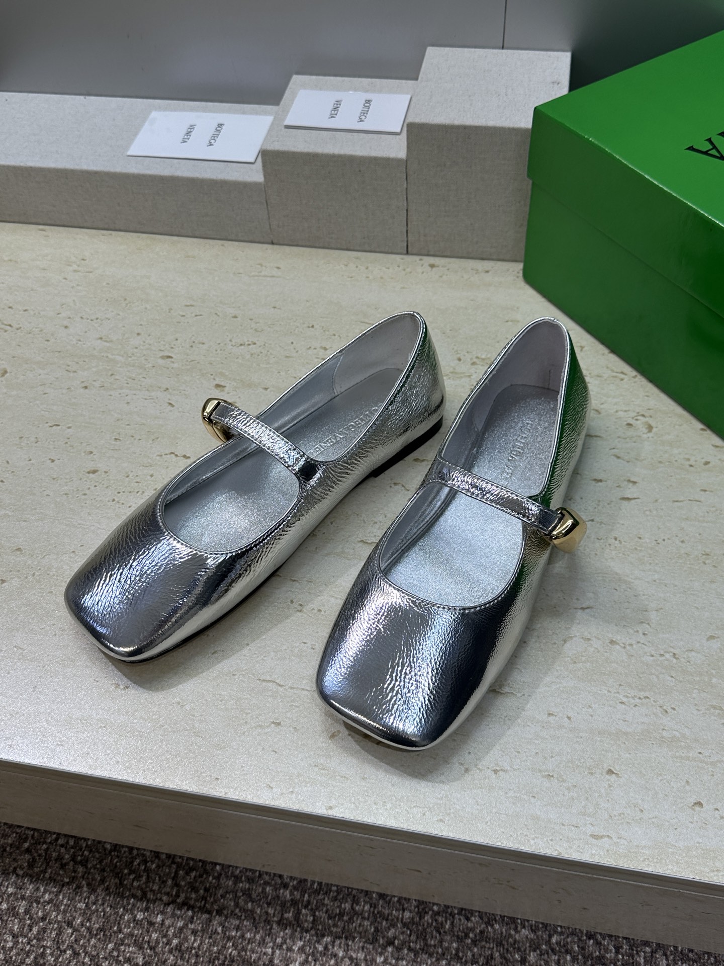 Bottega Veneta 葆蝶家2026春夏新款玛丽珍芭蕾舞女鞋 BV字母logo五金月牙扣平底方头