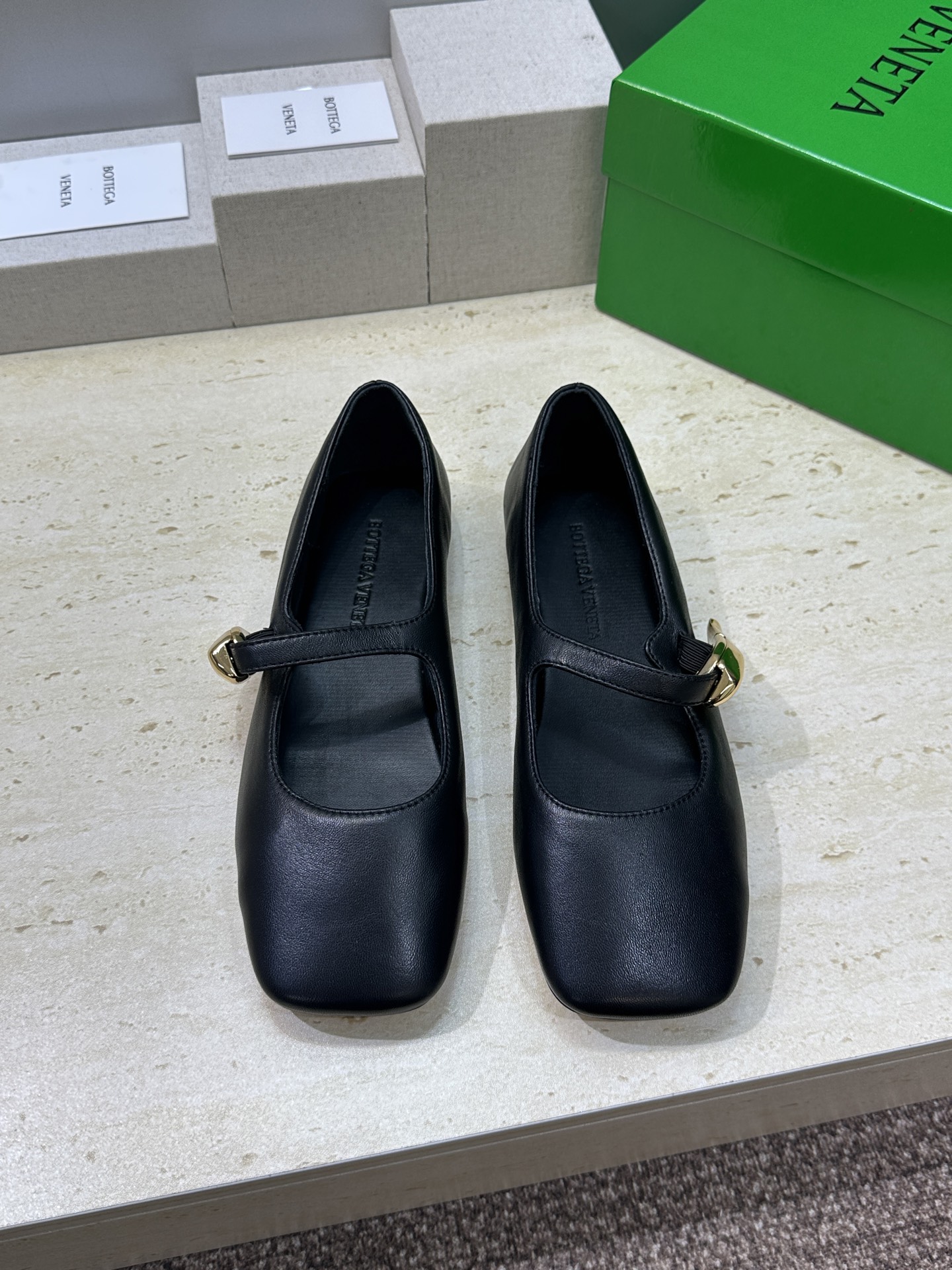 Bottega Veneta 葆蝶家2026春夏新款玛丽珍芭蕾舞女鞋 BV字母logo五金月牙扣平底方头