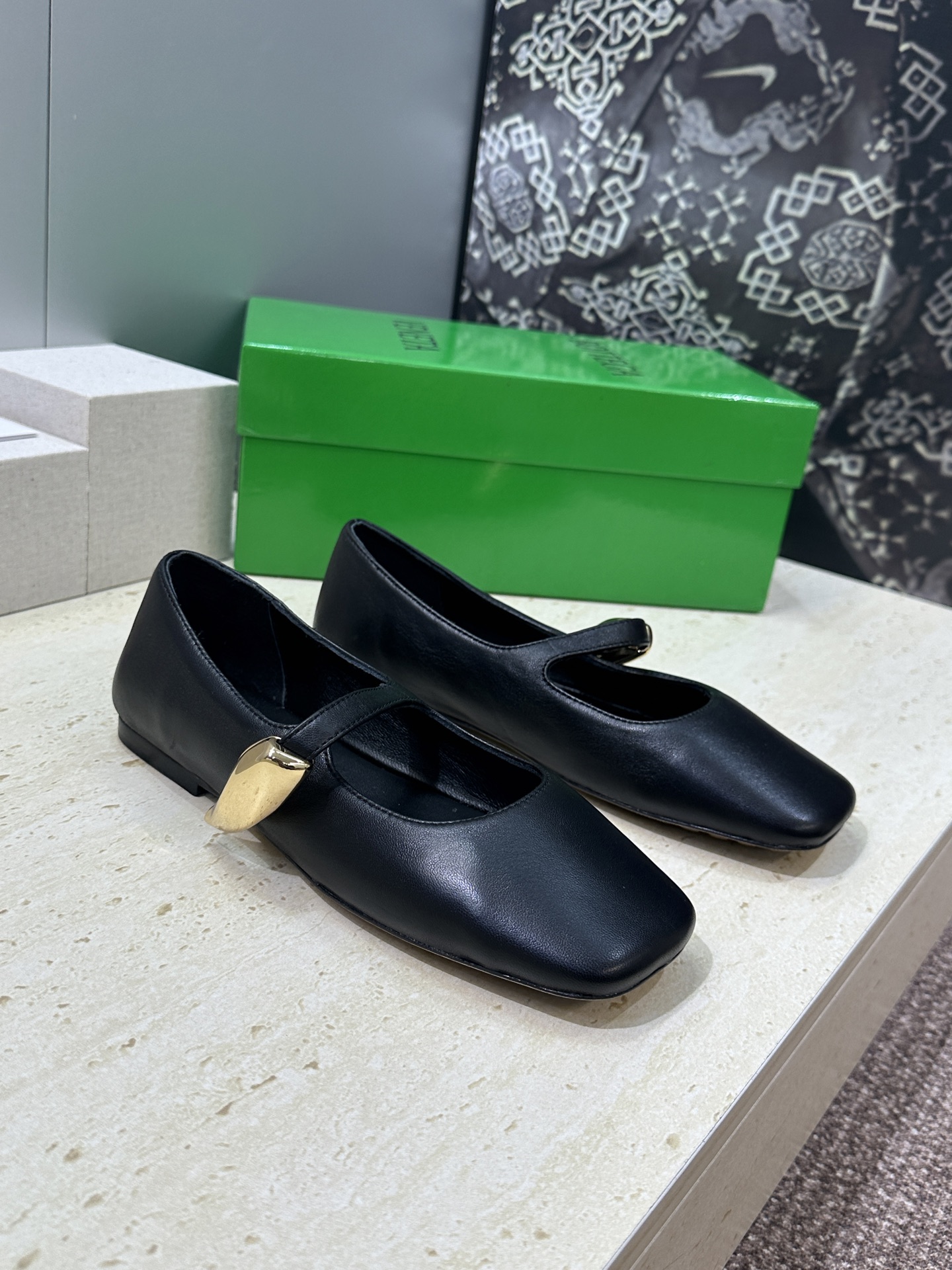 Bottega Veneta 葆蝶家2026春夏新款玛丽珍芭蕾舞女鞋 BV字母logo五金月牙扣平底方头